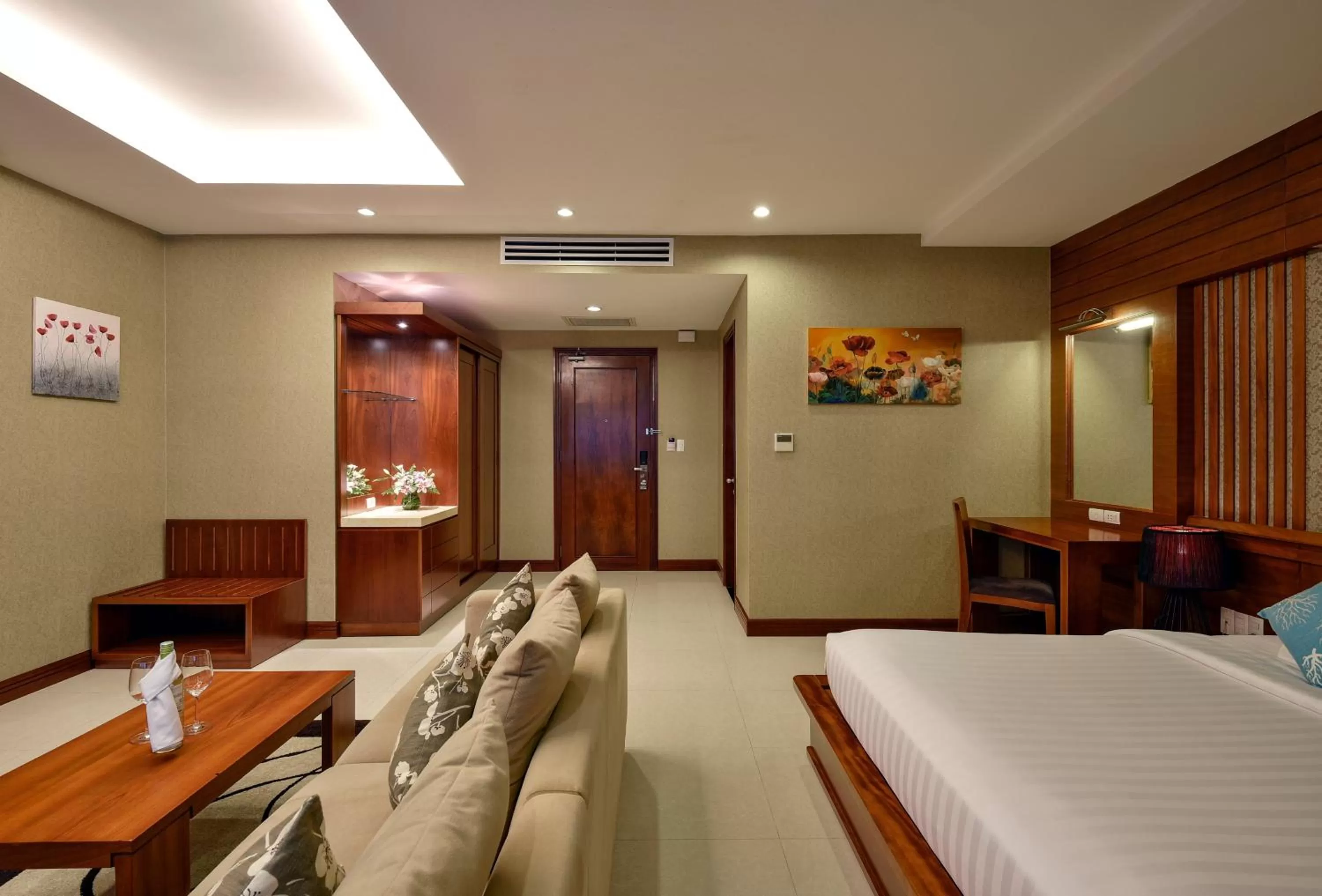 Photo of the whole room, Bed in Aquari Hotel