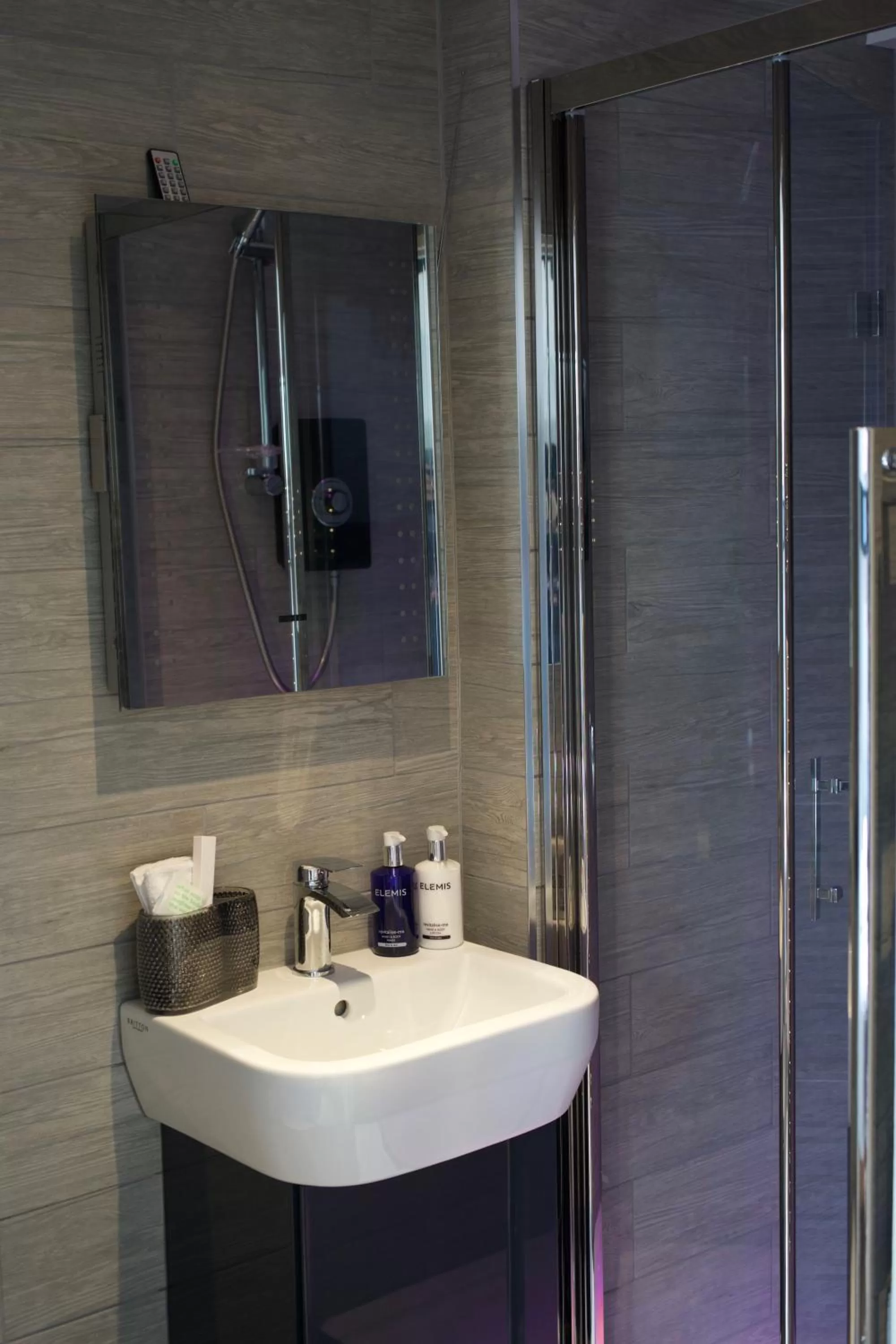 Bathroom in Cartref Guest House