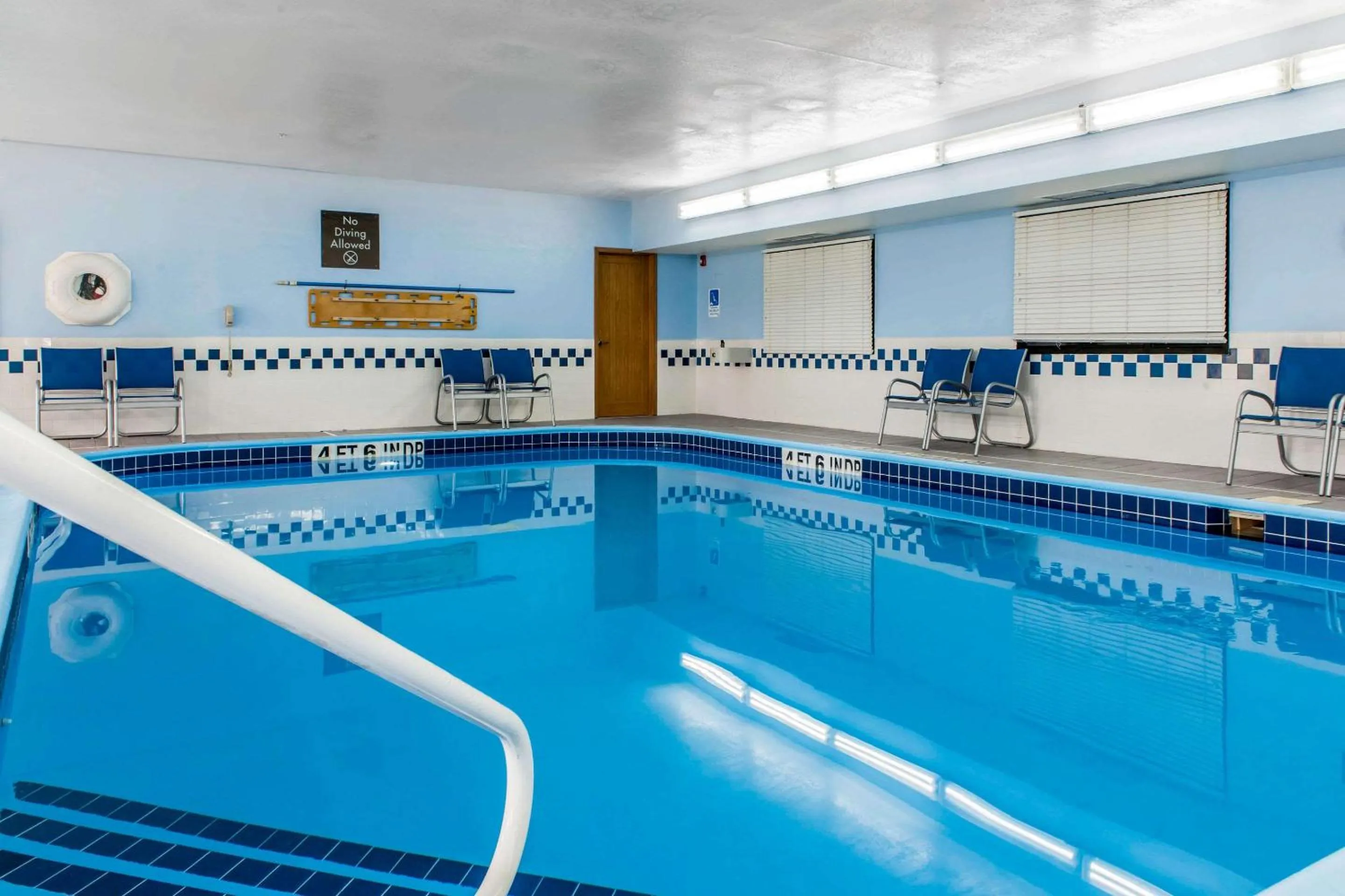 Swimming pool in Comfort Inn Blue Ash North