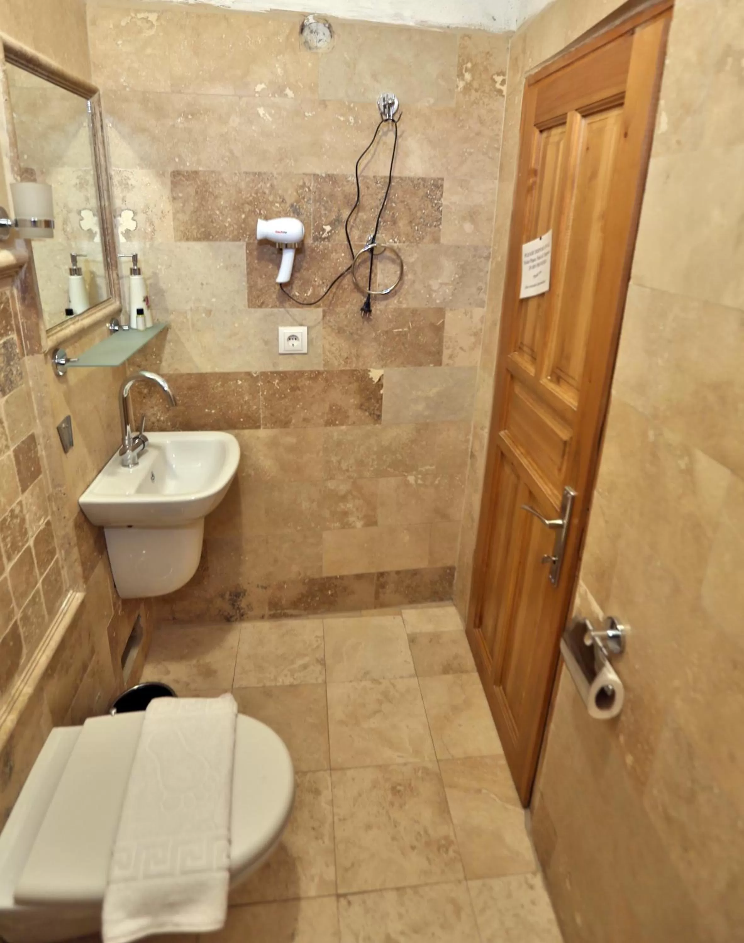 Shower in Kookaburra Hotel