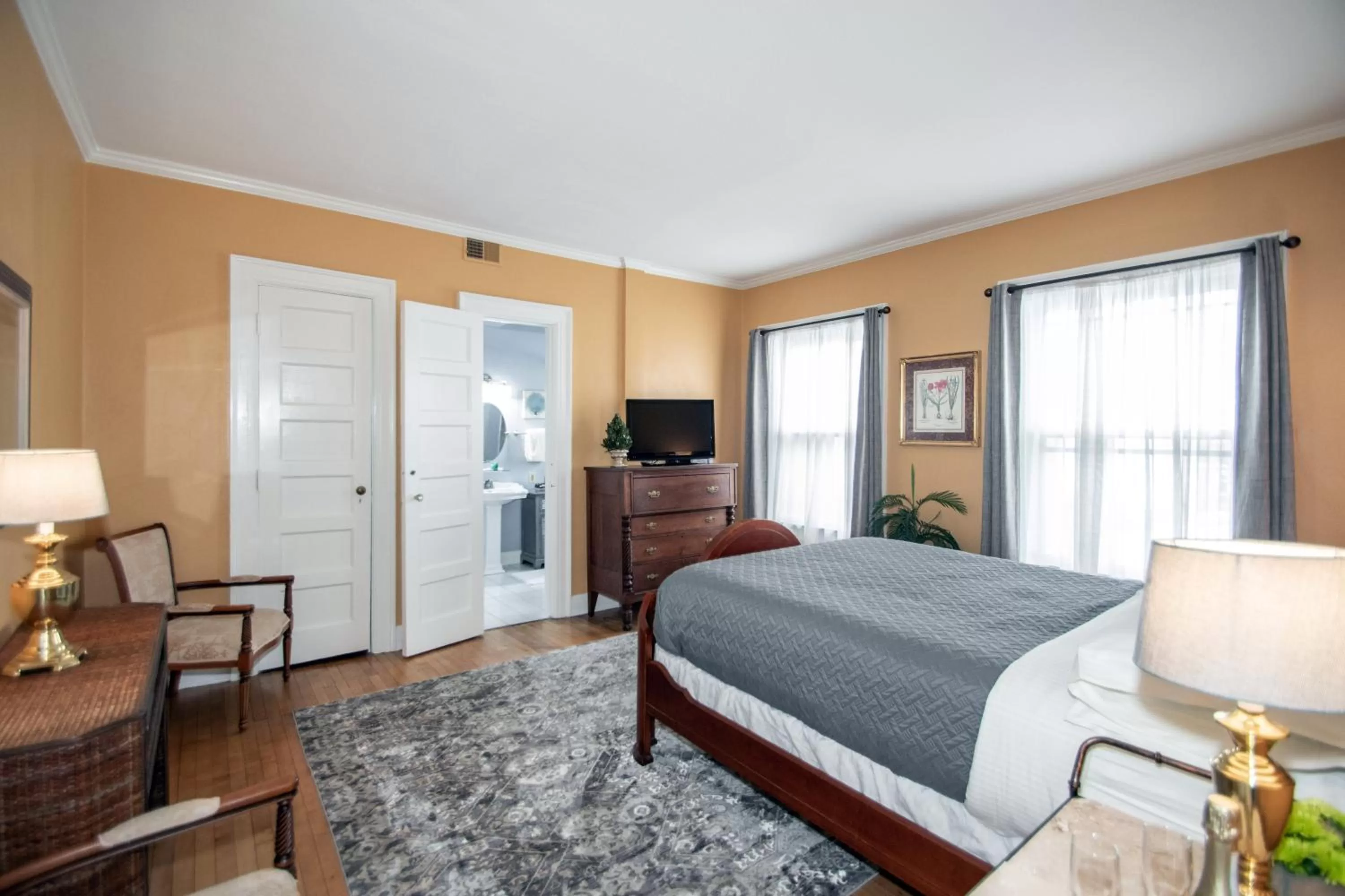 Photo of the whole room in Looking Glass Inn