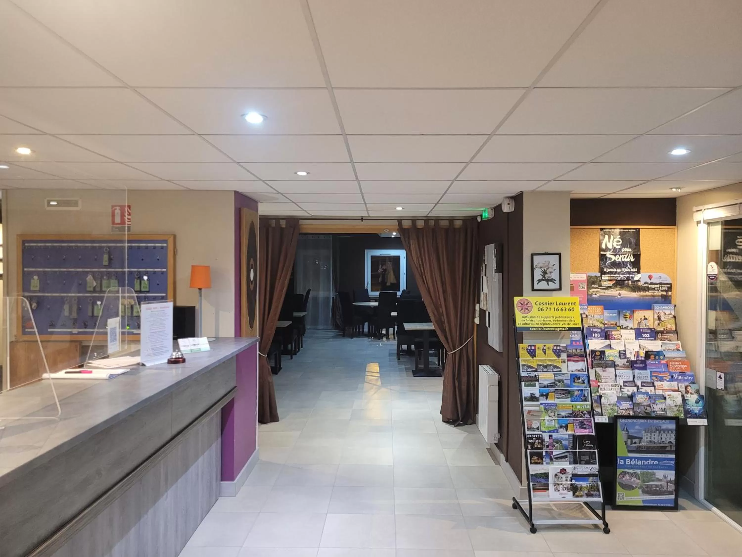 Lobby or reception in Hôtel Le Cosy Blois Villebarou
