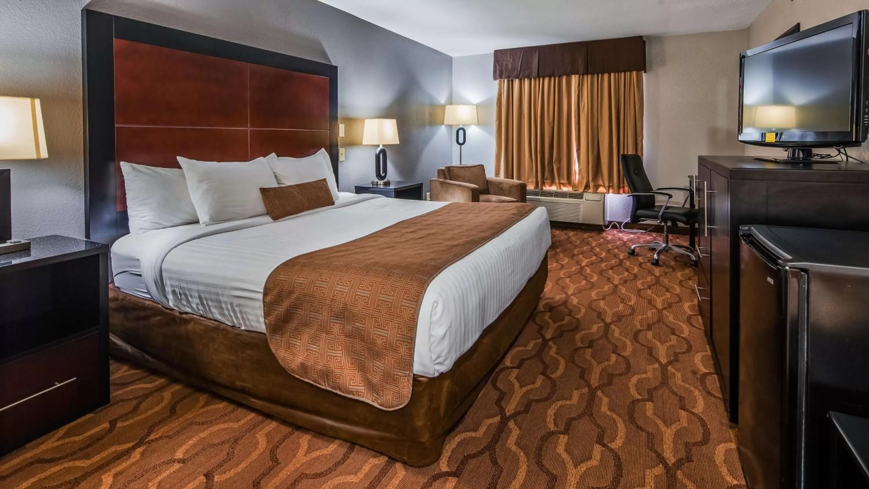 King Room with Roll-in Shower - Disability Access/Non-Smoking in Best Western Commerce Inn