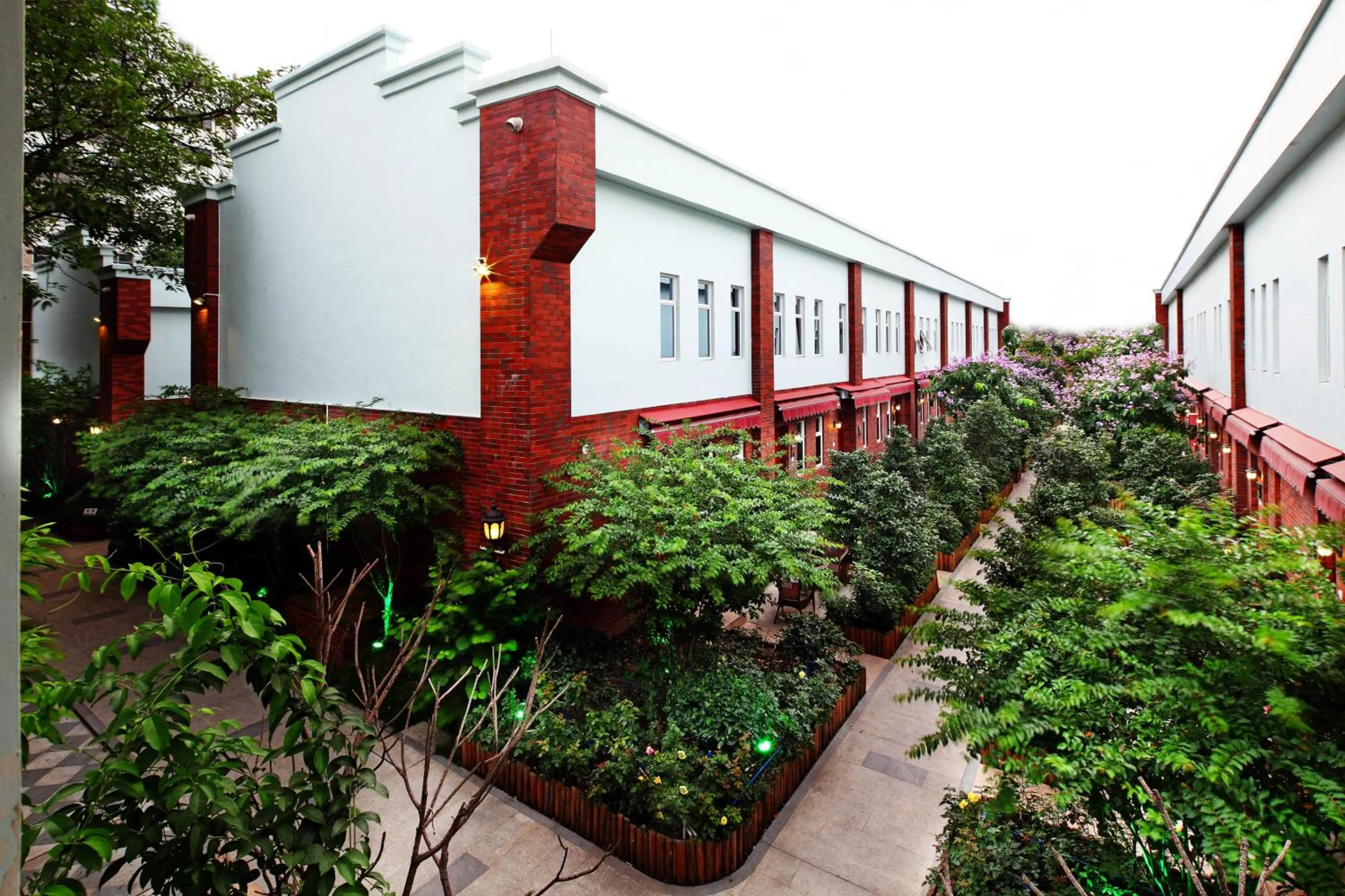 Garden, Property Building in Guangzhou The Royal Garden Hotel