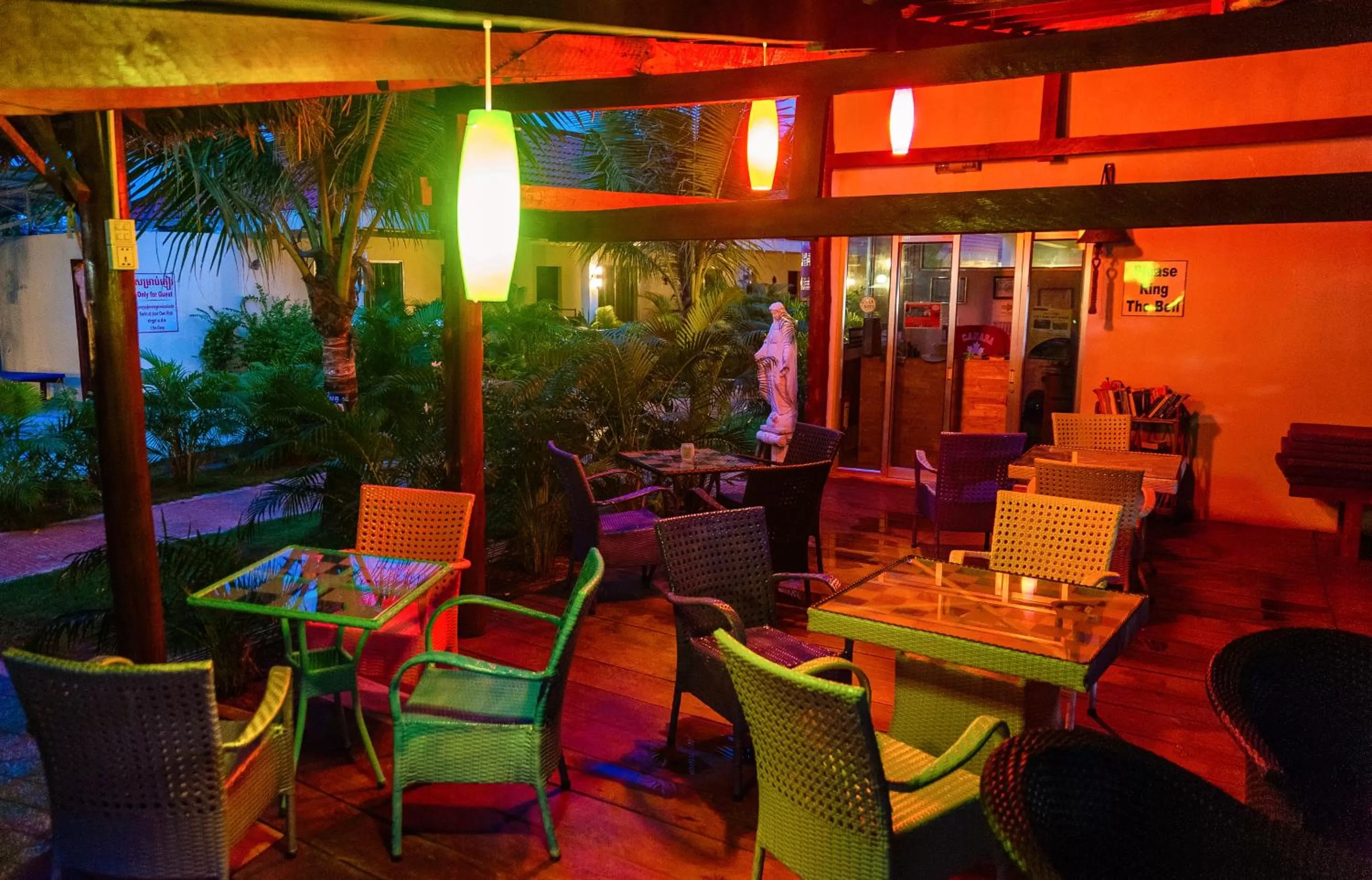 Facade/entrance, Restaurant/Places to Eat in Spayhiti