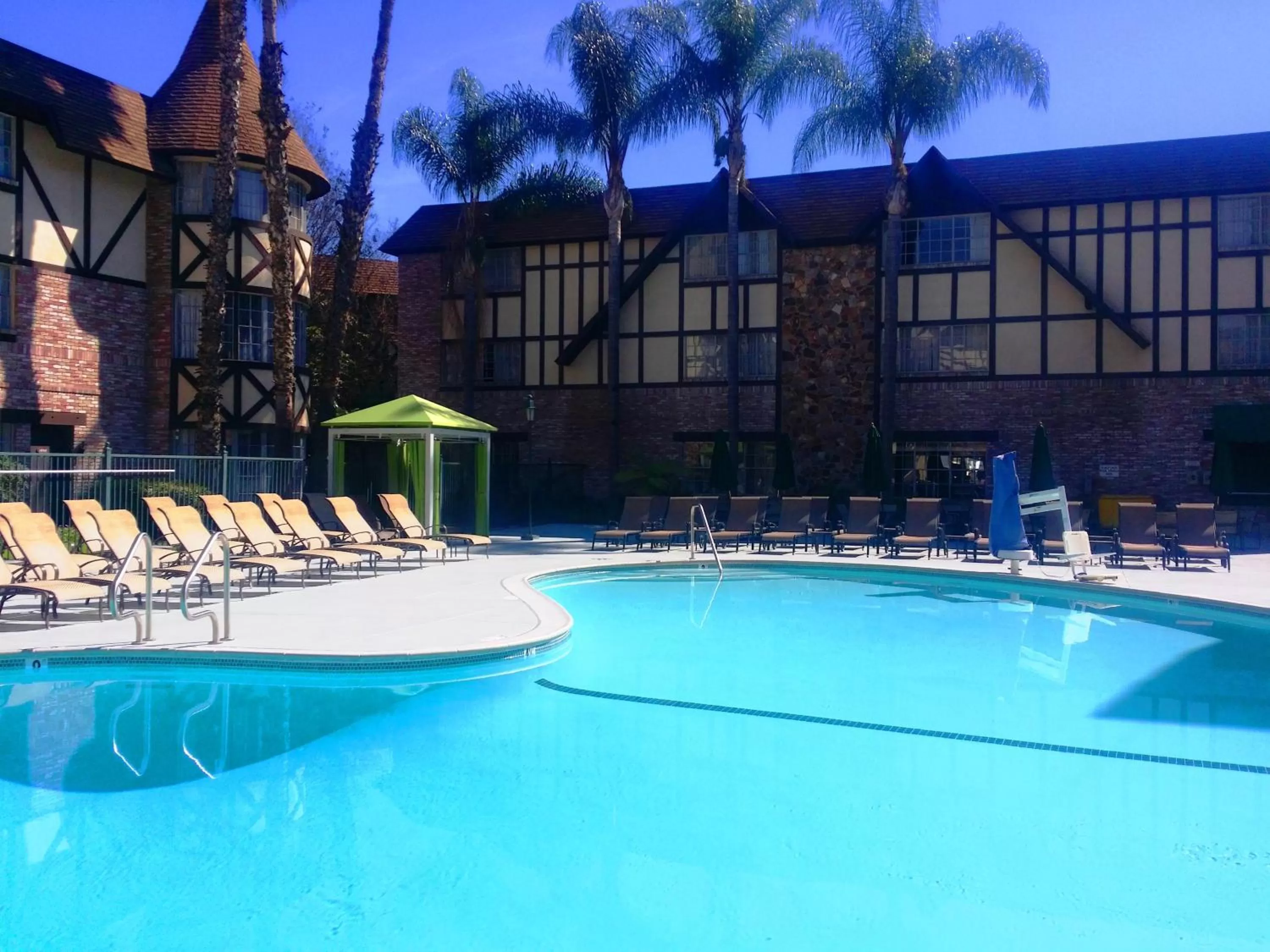 Swimming pool in Anaheim Majestic Garden Hotel