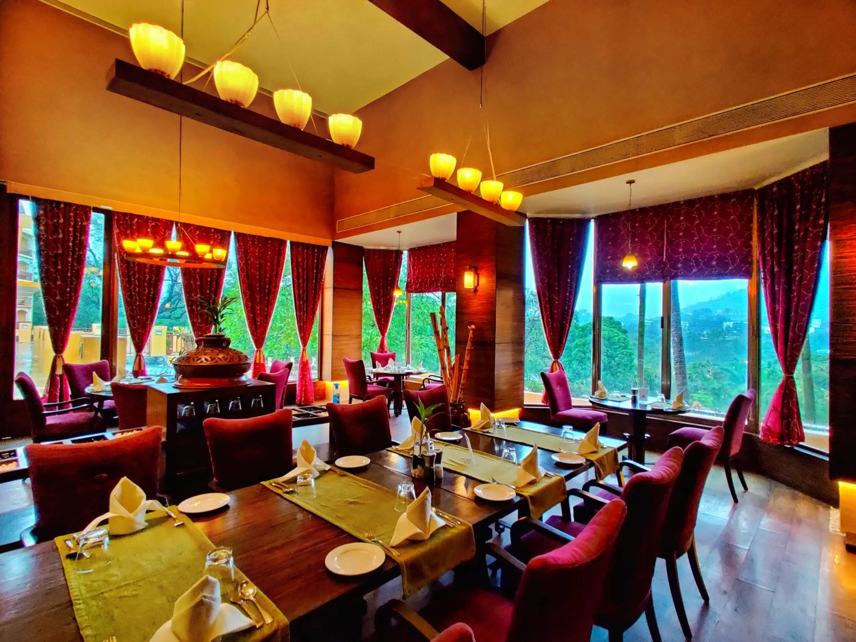 Restaurant/places to eat in Fariyas Resort Lonavala