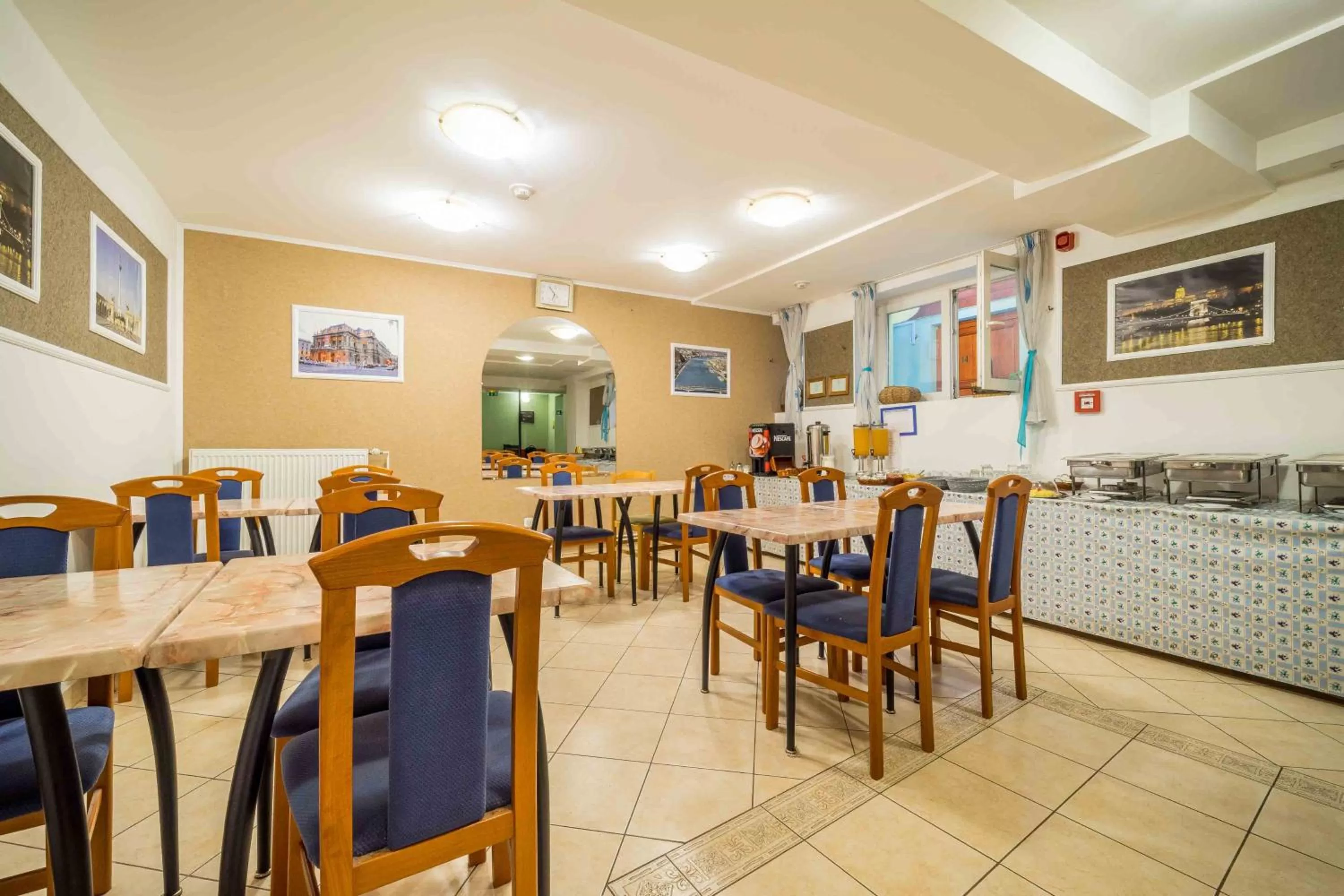 Restaurant/places to eat in Easy Star Hotel