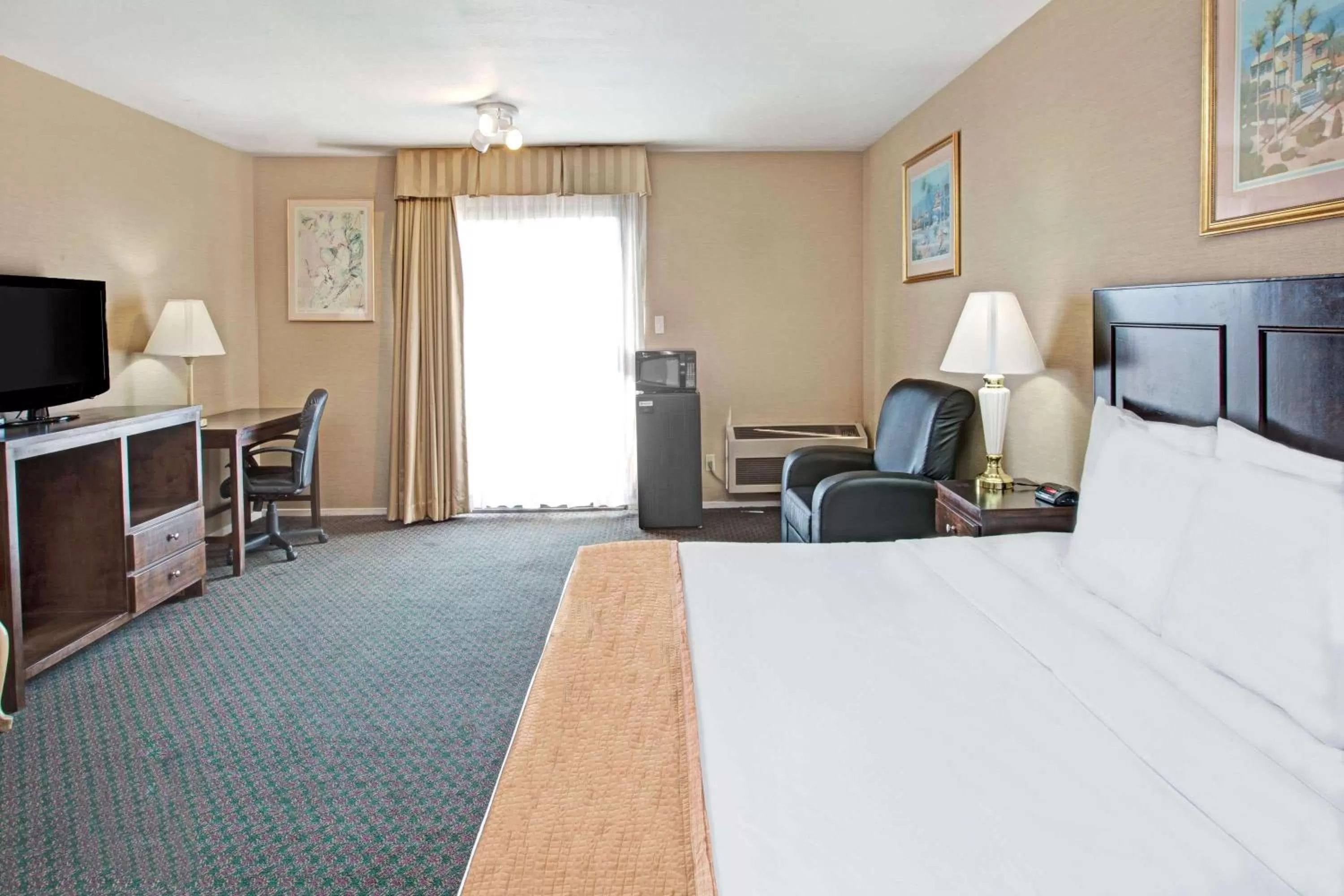 Photo of the whole room, Bed in Howard Johnson by Wyndham Torrance
