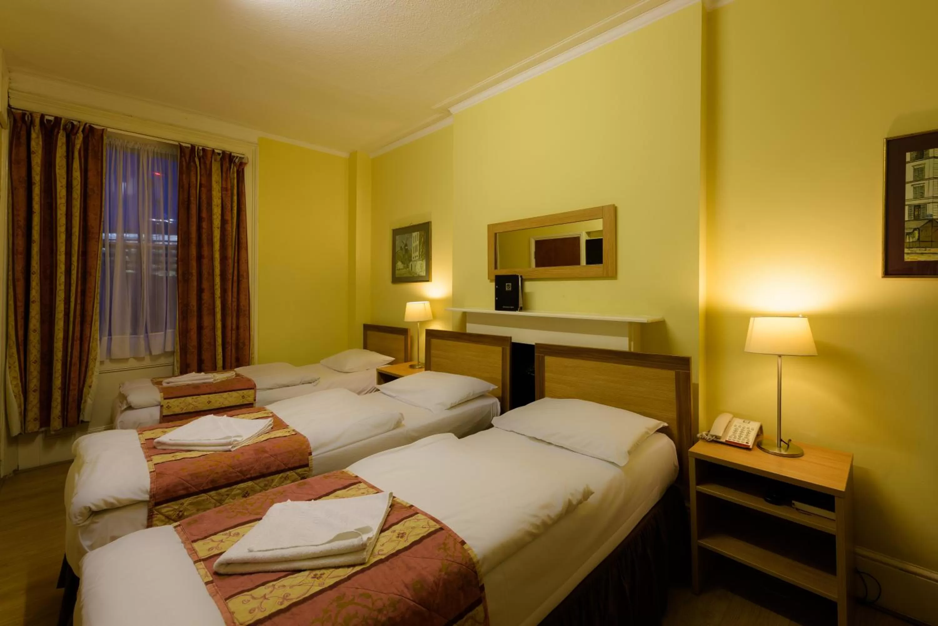 Bedroom, Bed in Shakespeare Hotel