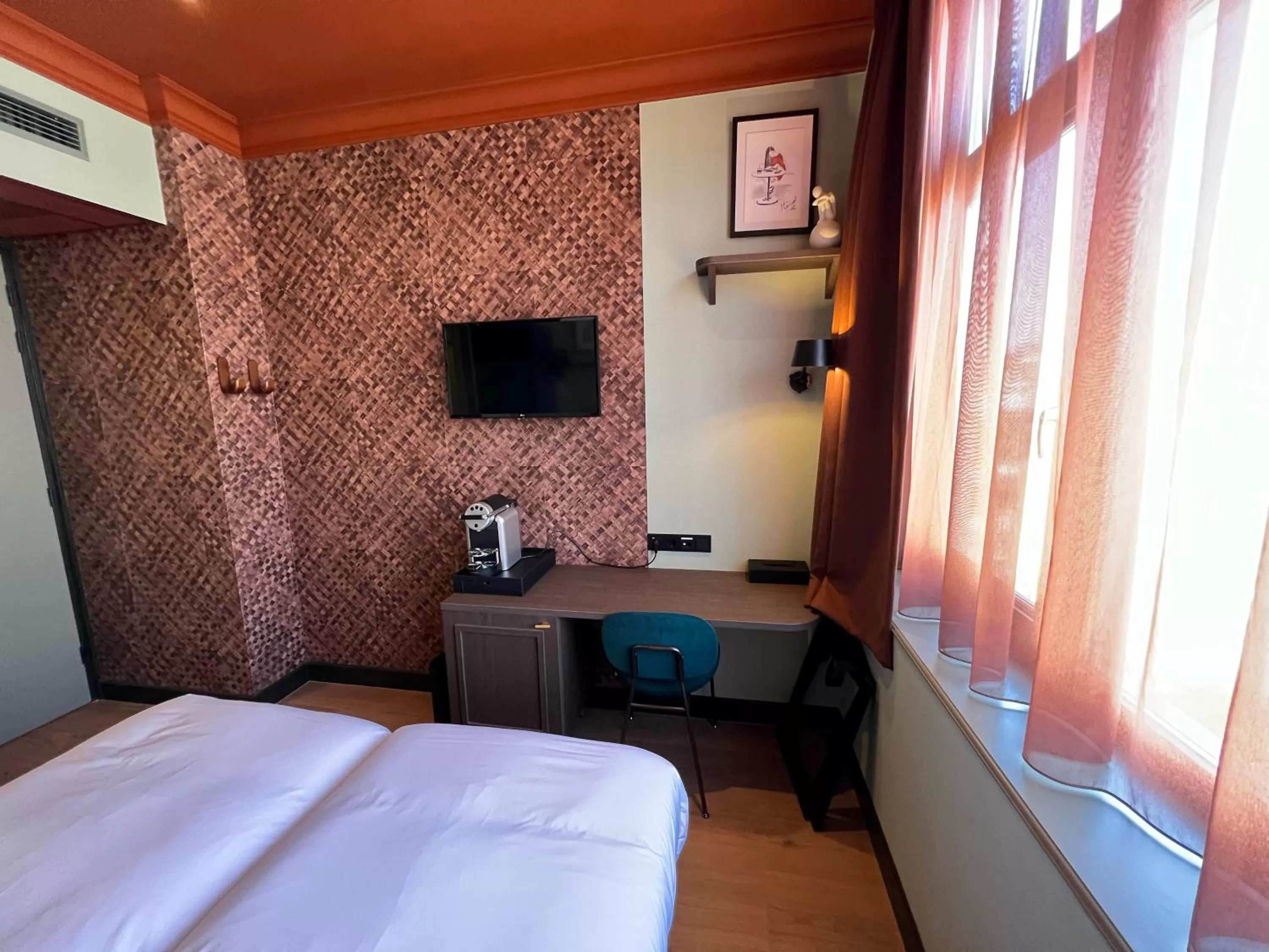 hair dresser, Bed in Hotel Nicolaas Witsen