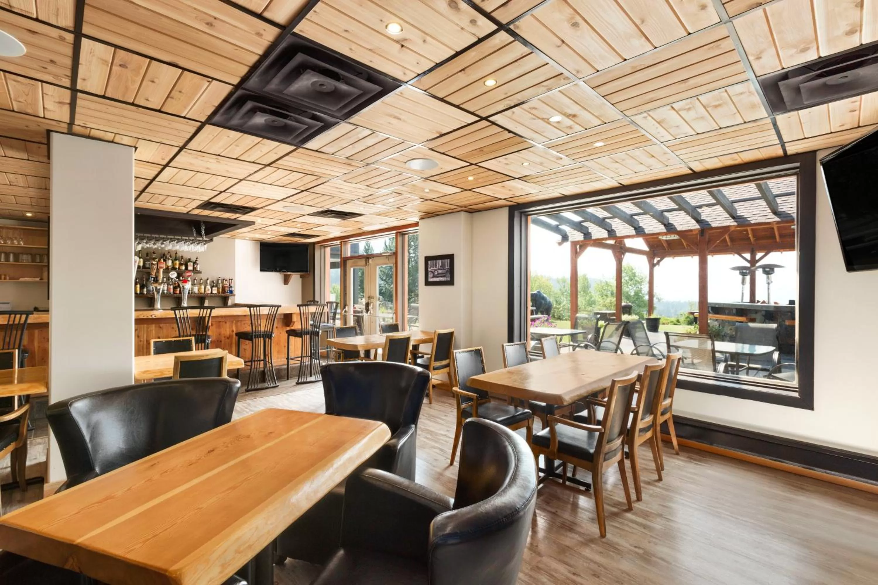 Lounge or bar in Days Inn by Wyndham Golden