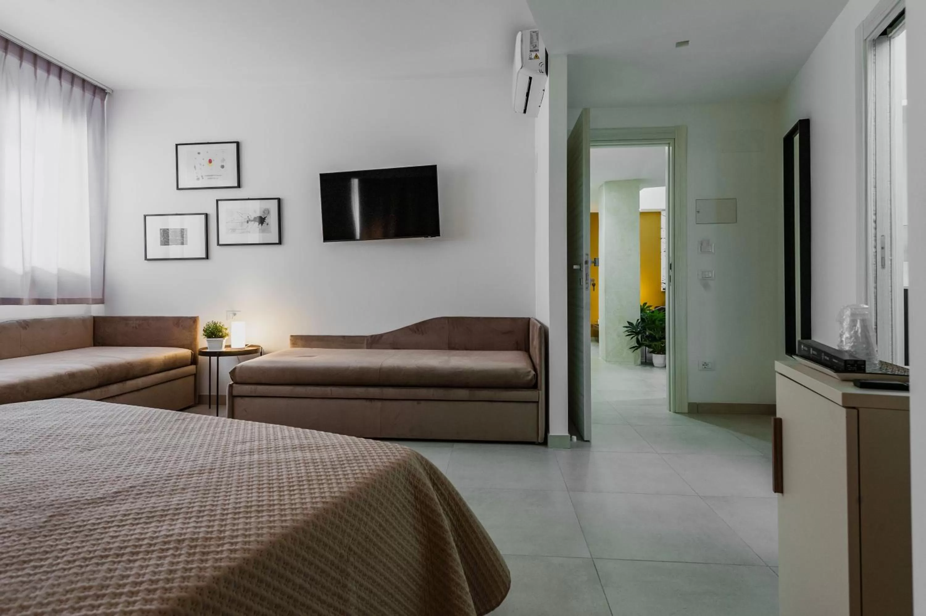 Bed, TV/Entertainment Center in Archimede's Rooms