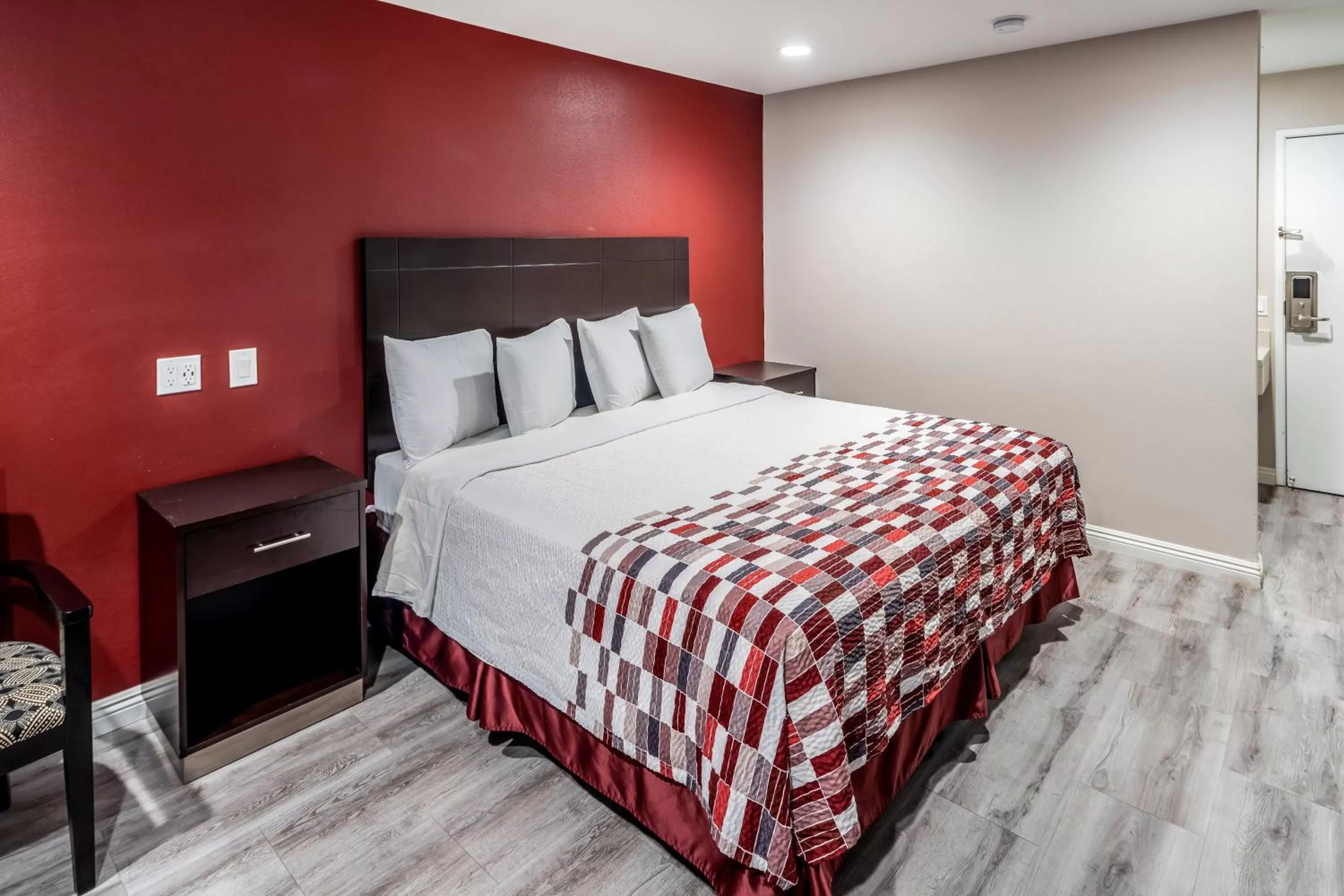 Photo of the whole room, Bed in Red Roof Inn St George, UT - Convention Center