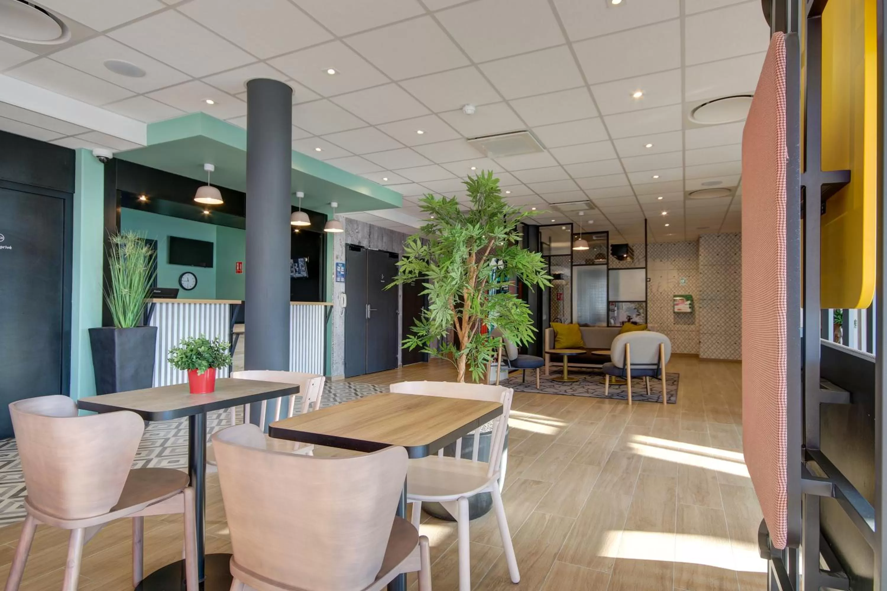 Seating area in B&B HOTEL Epernay