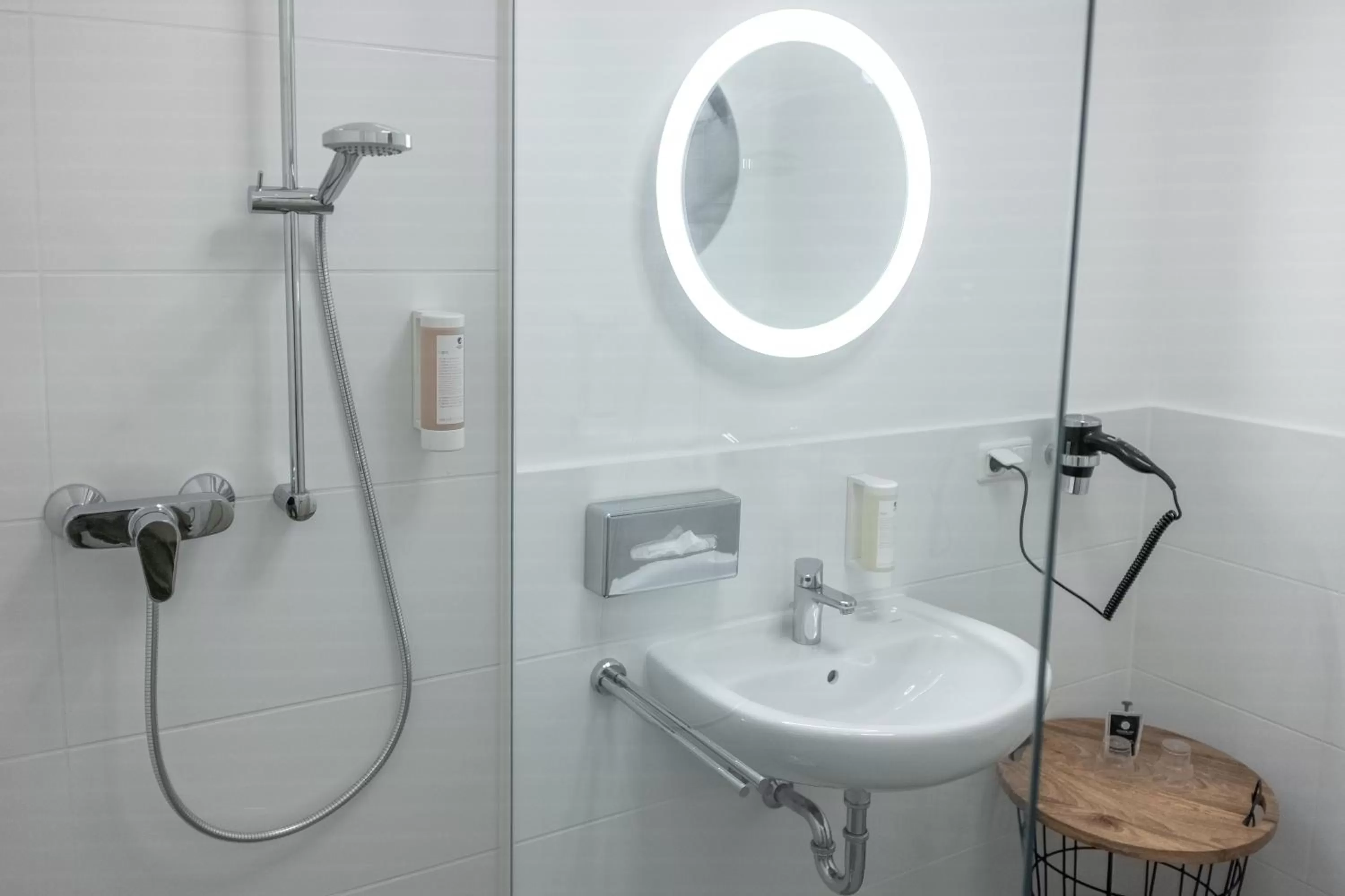 Shower in ANA Living Augsburg City Center by Arthotel ANA - Self-Service-Hotel