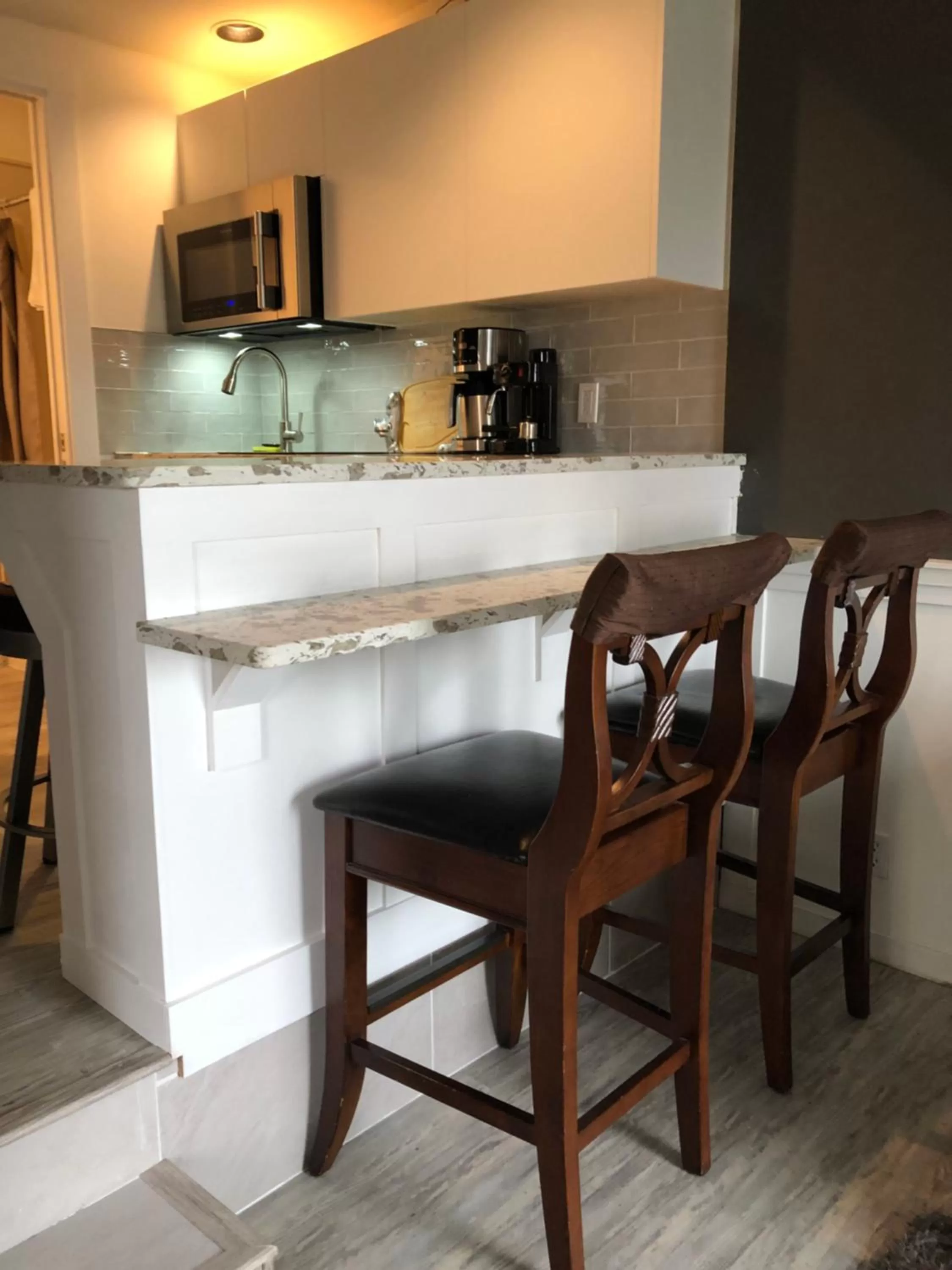 Coffee/tea facilities, Kitchen/Kitchenette in Qualicum Breeze Beach Resort