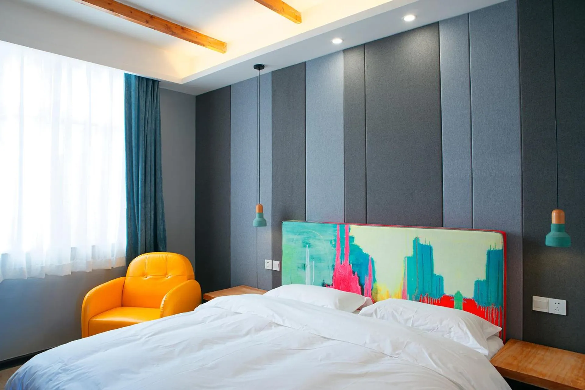 Photo of the whole room, Bed in The Cloudland International Youth Hostel Close to the city center,15 min walks to the subway, Close to the night market, old street, green lake, English-speaking service, free Activity convenient payment and visa cards are accepted