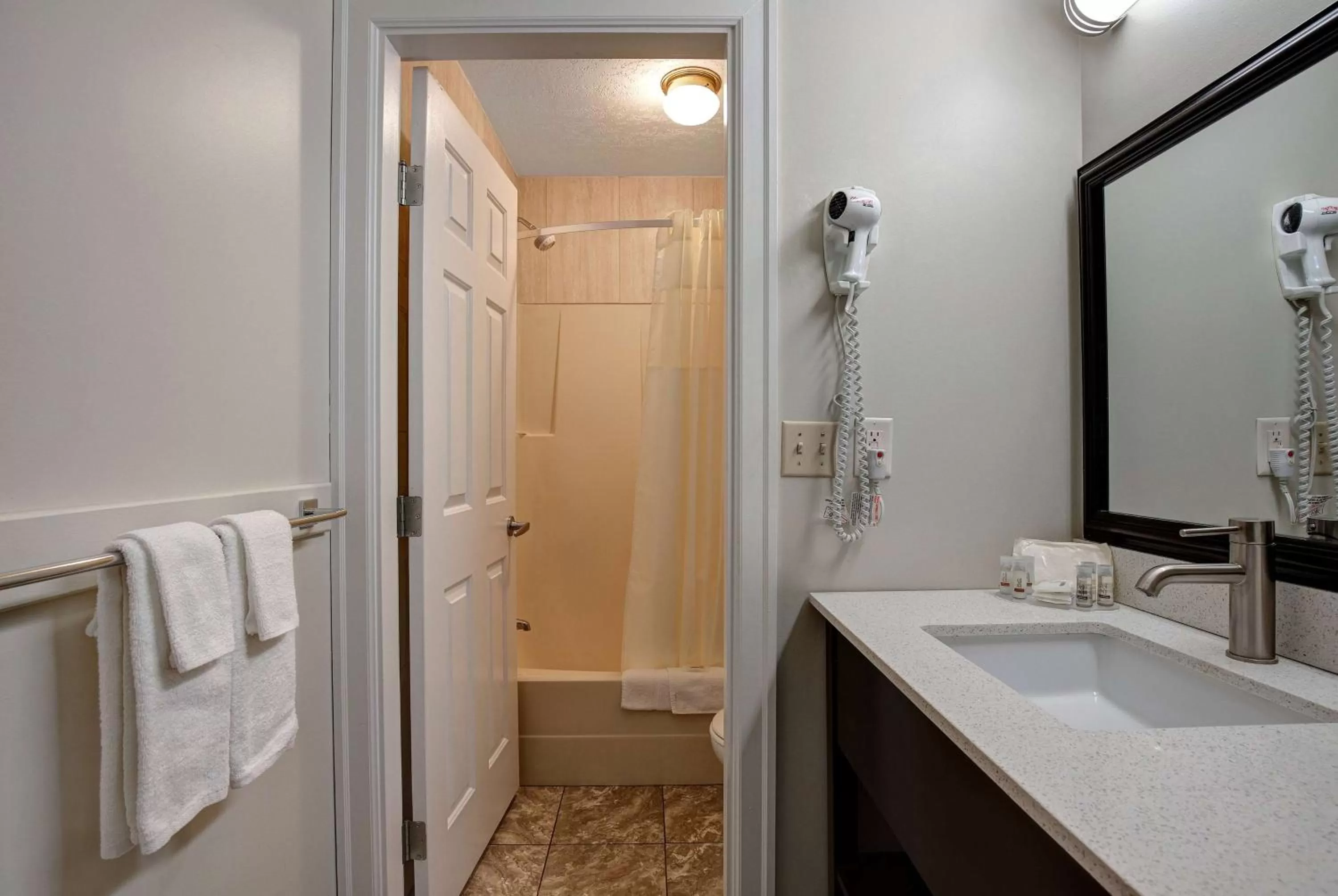 TV and multimedia in Days Inn by Wyndham Vernon