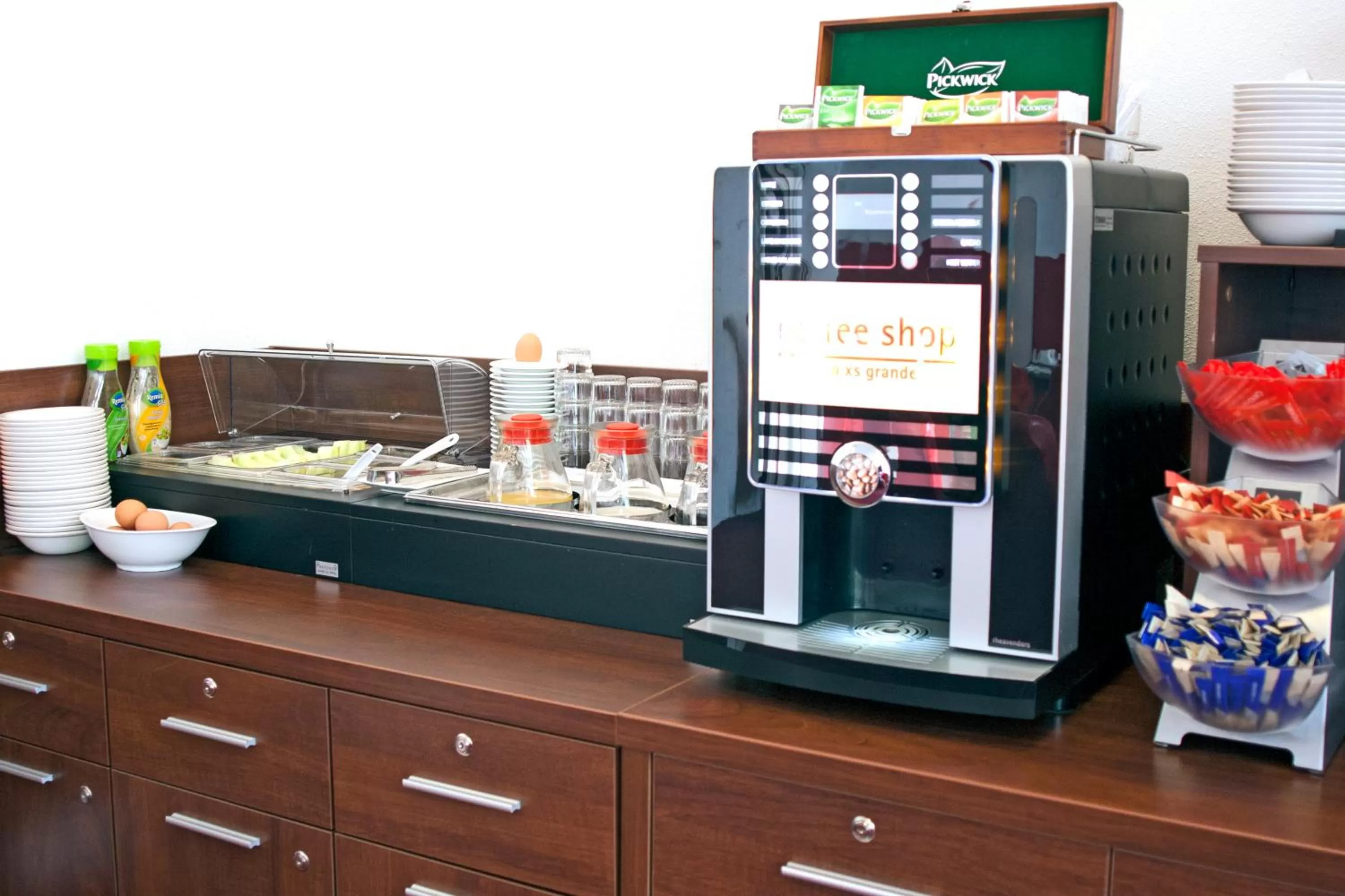 Restaurant/places to eat in Hotel Allure