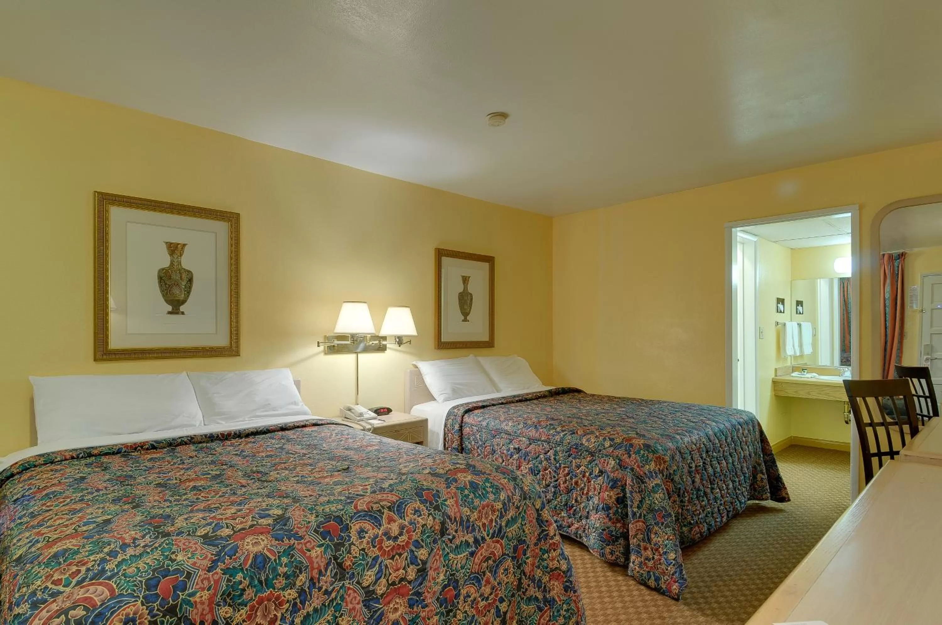 Photo of the whole room, Bed in Vagabond Inn San Pedro