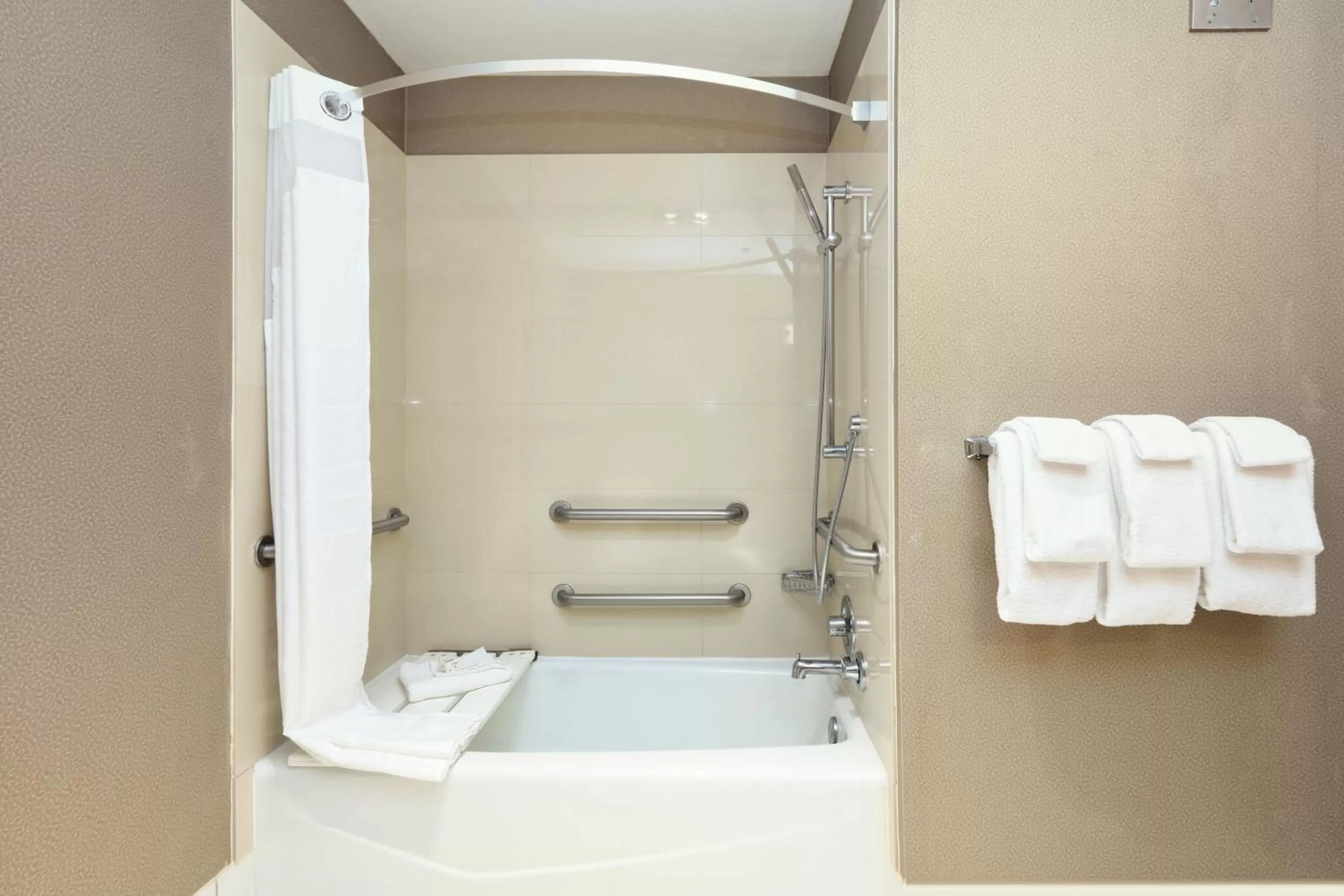 Bathroom in Holiday Inn & Suites Santa Maria by IHG