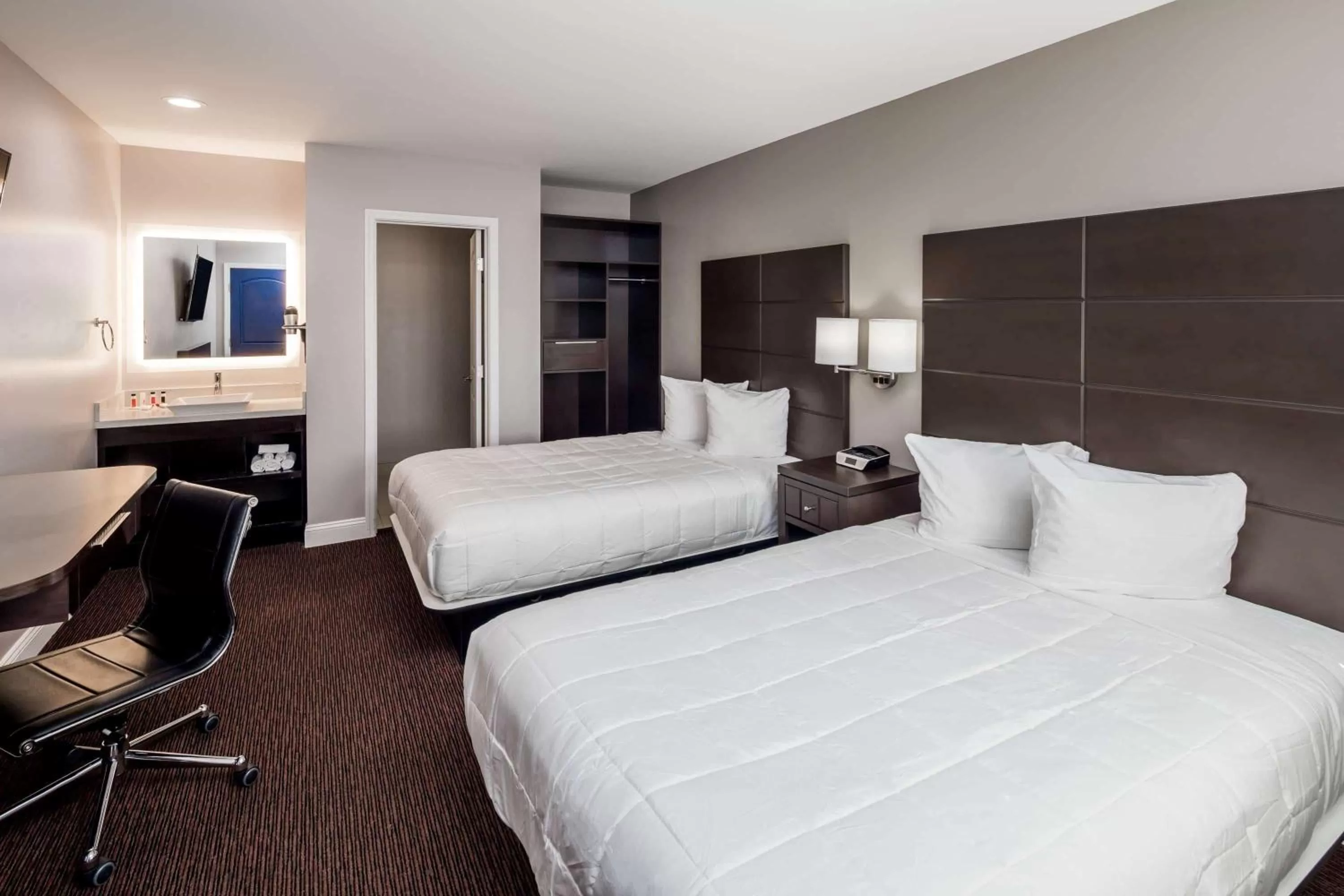 Photo of the whole room, Bed in Vallejo Inn