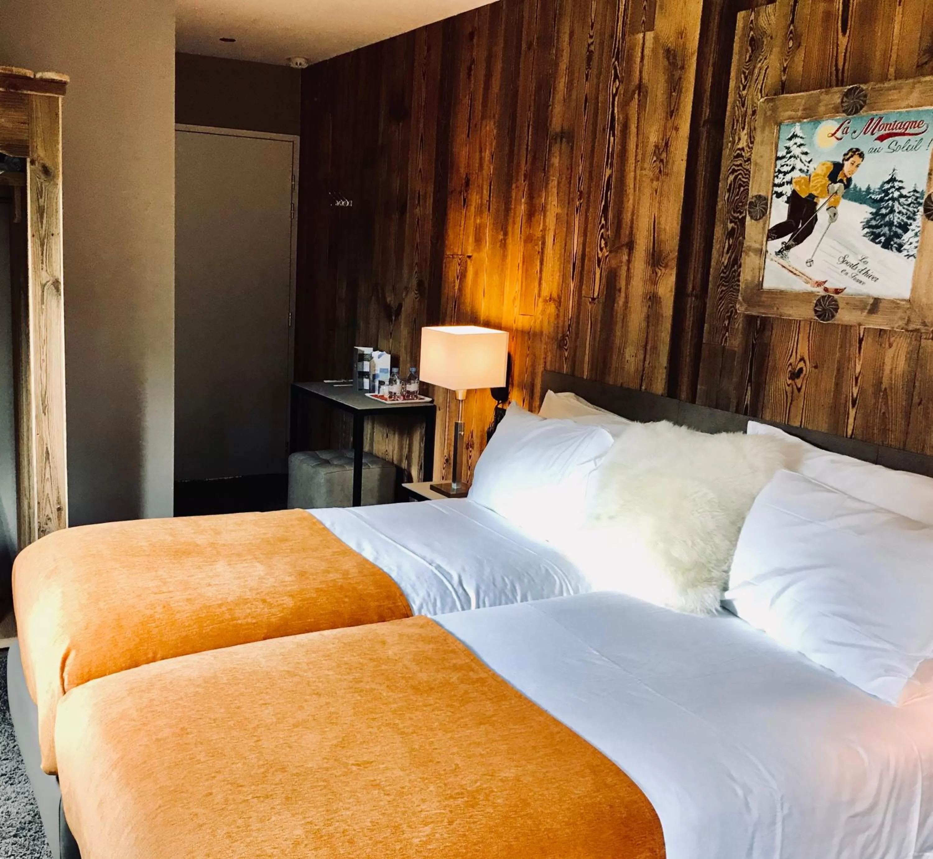 Bedroom, Bed in Coeur des Neiges