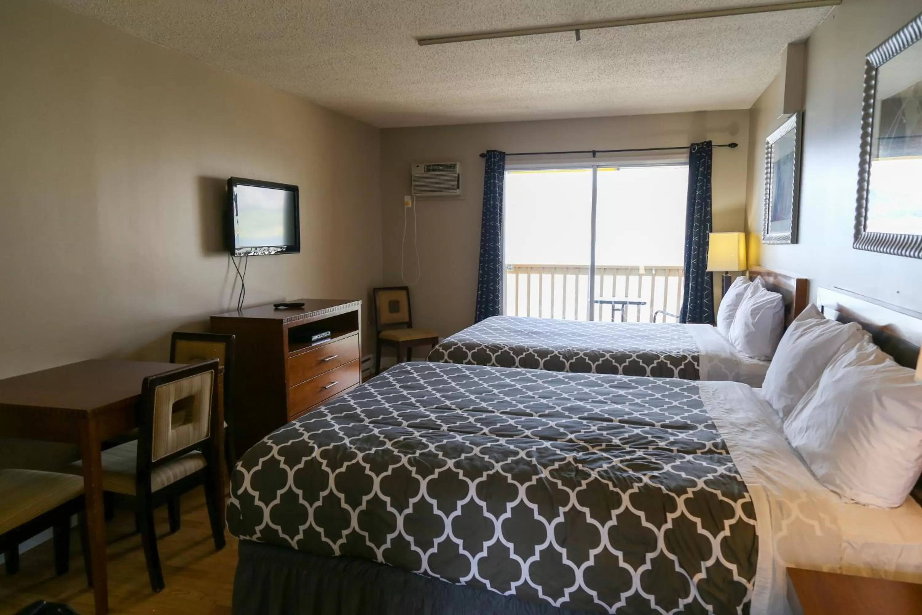 Kitchen or kitchenette, Bed in Richter Pass Beach Resort