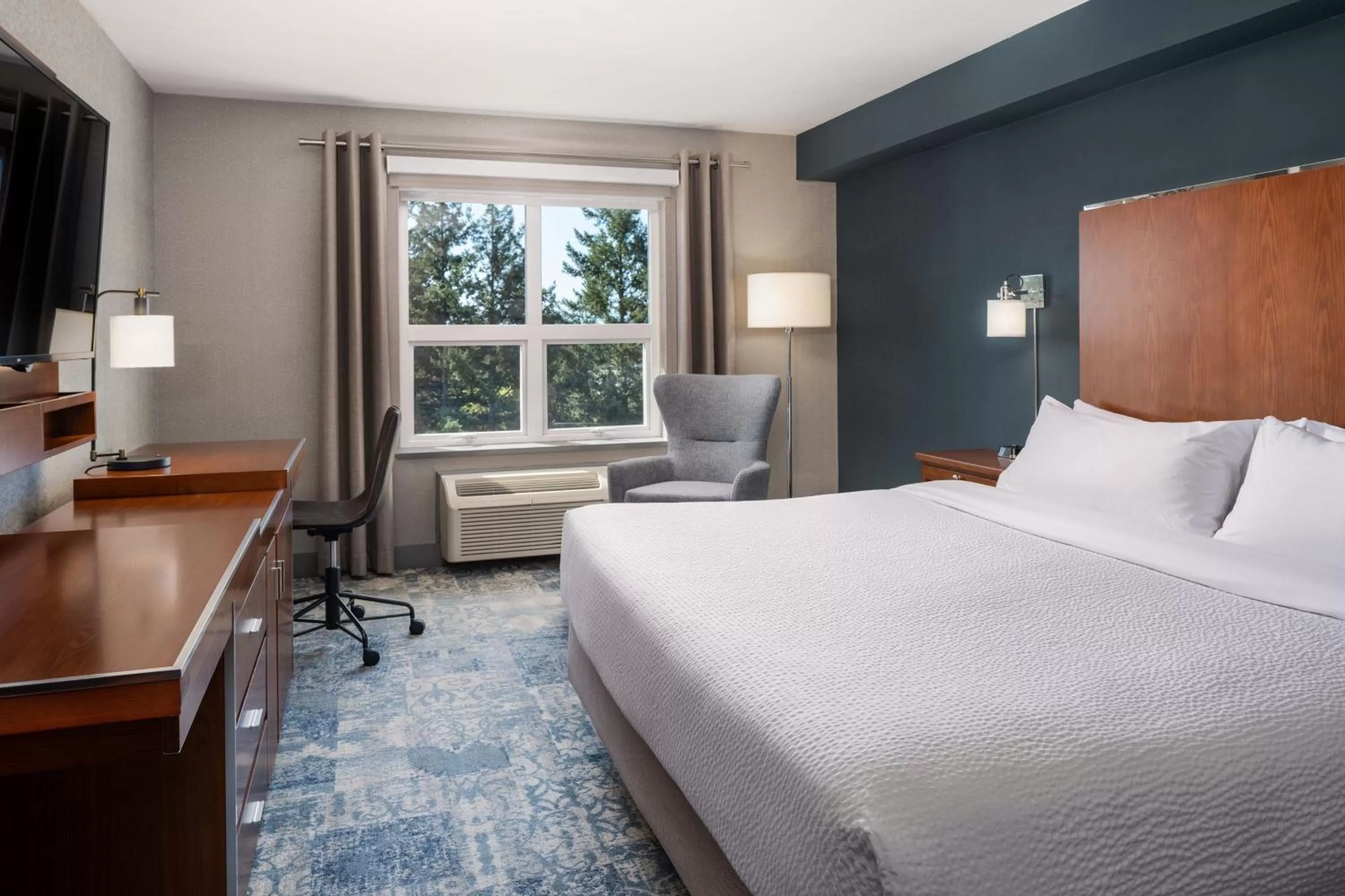 Photo of the whole room, Bed in Four Points by Sheraton Victoria Gateway