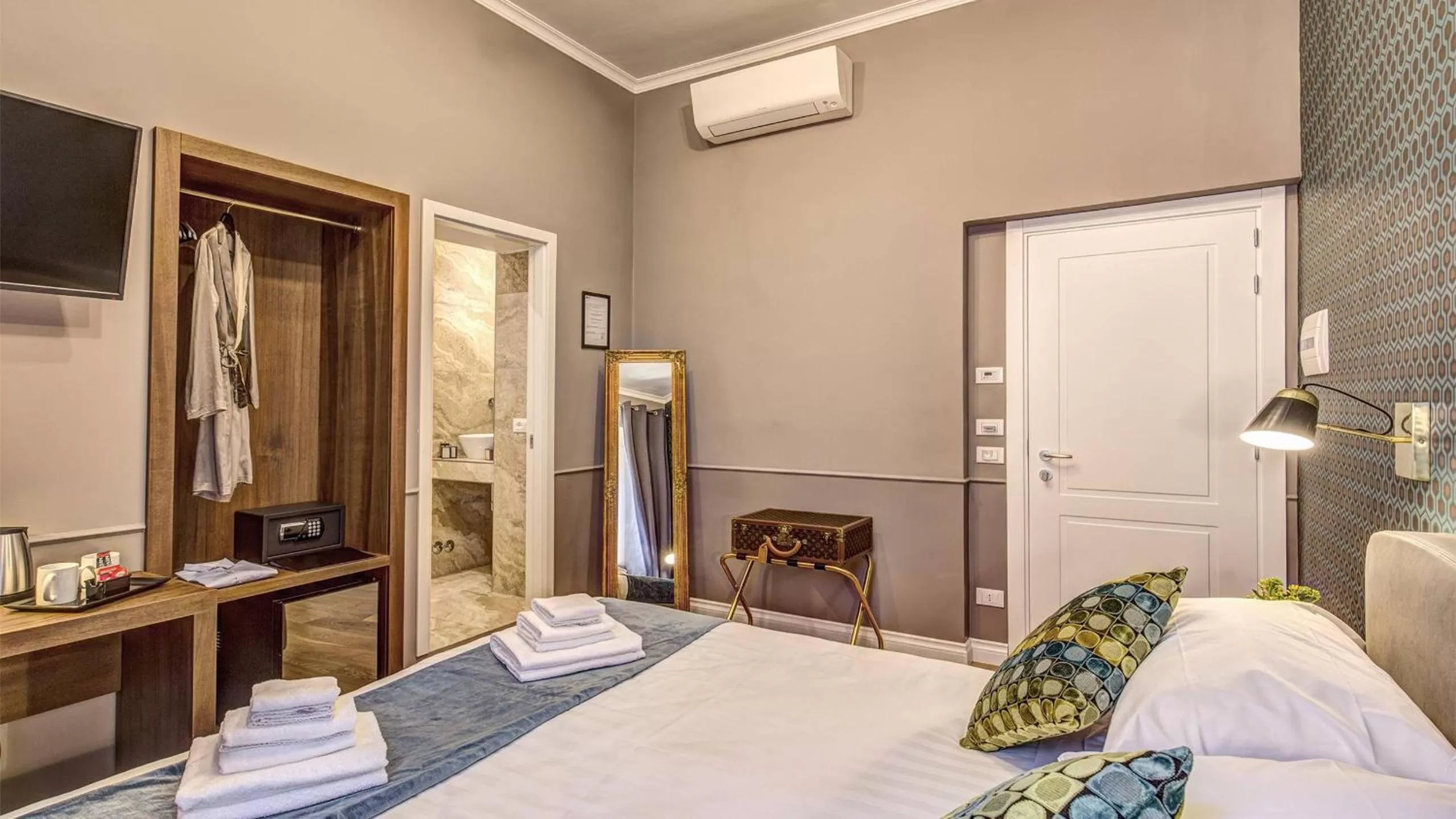 Bed in Charme Spagna Boutique Hotel