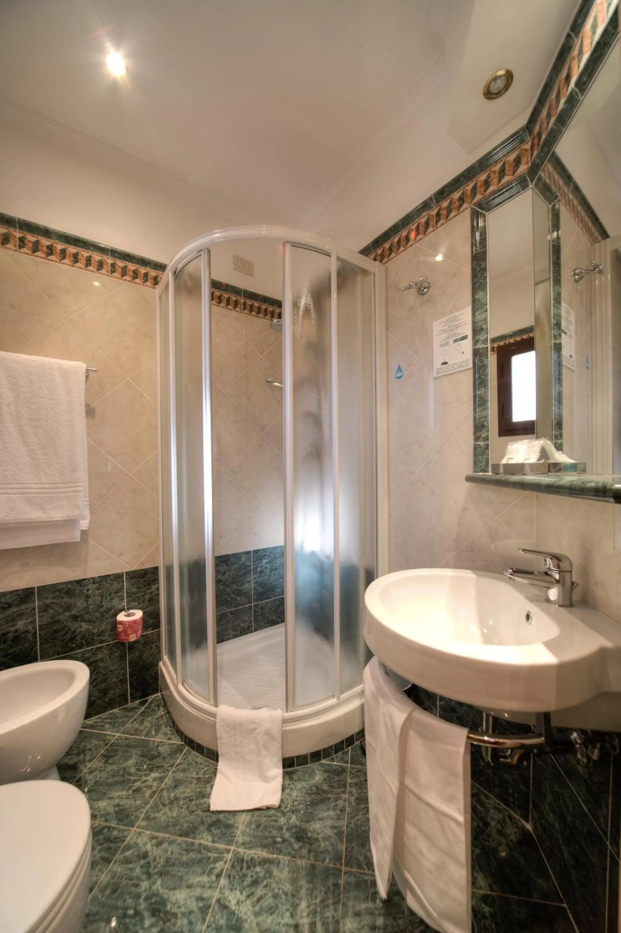Shower in Hotel Galileo