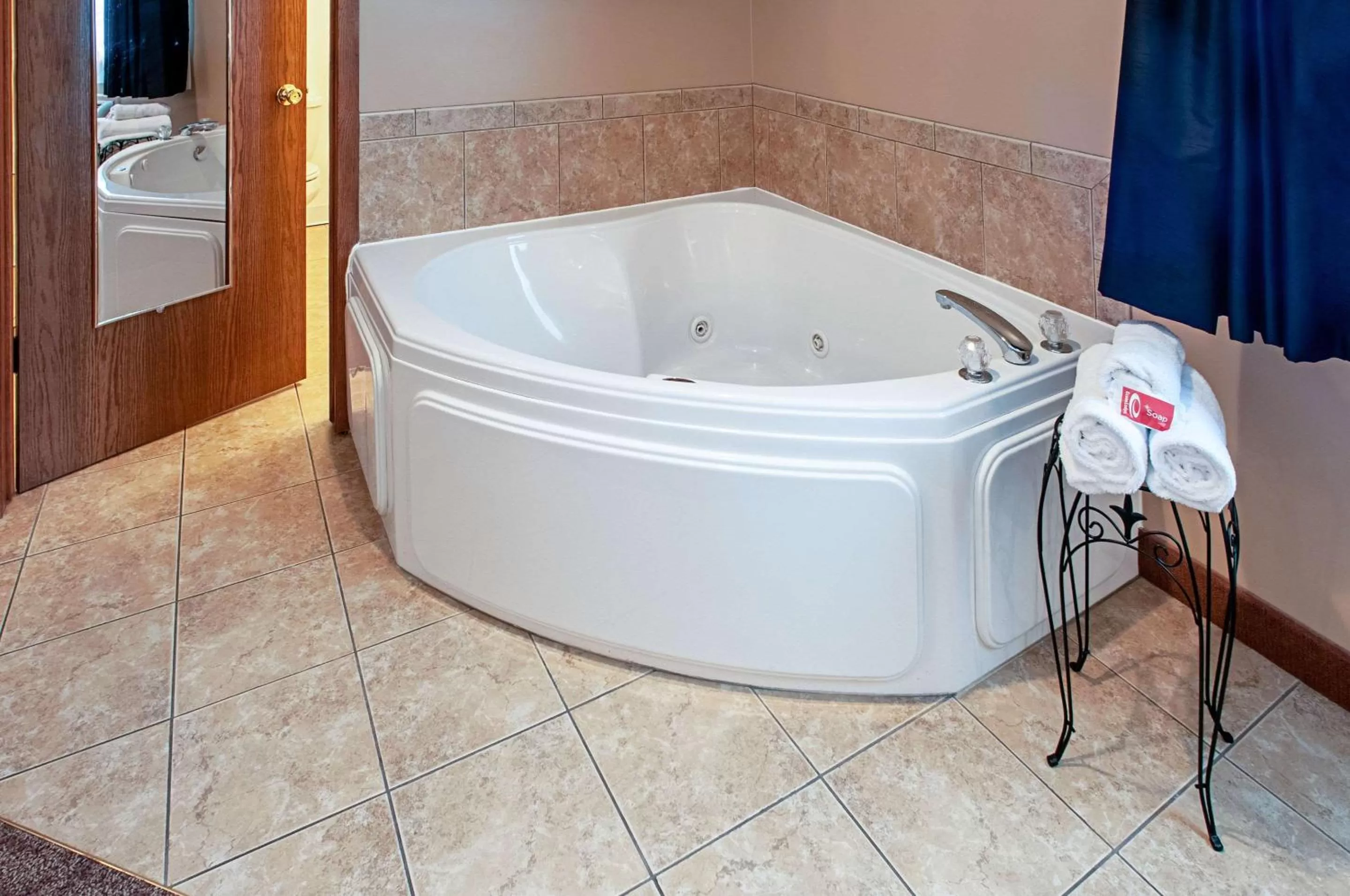 Photo of the whole room in Econo Lodge Menomonie On The Bay