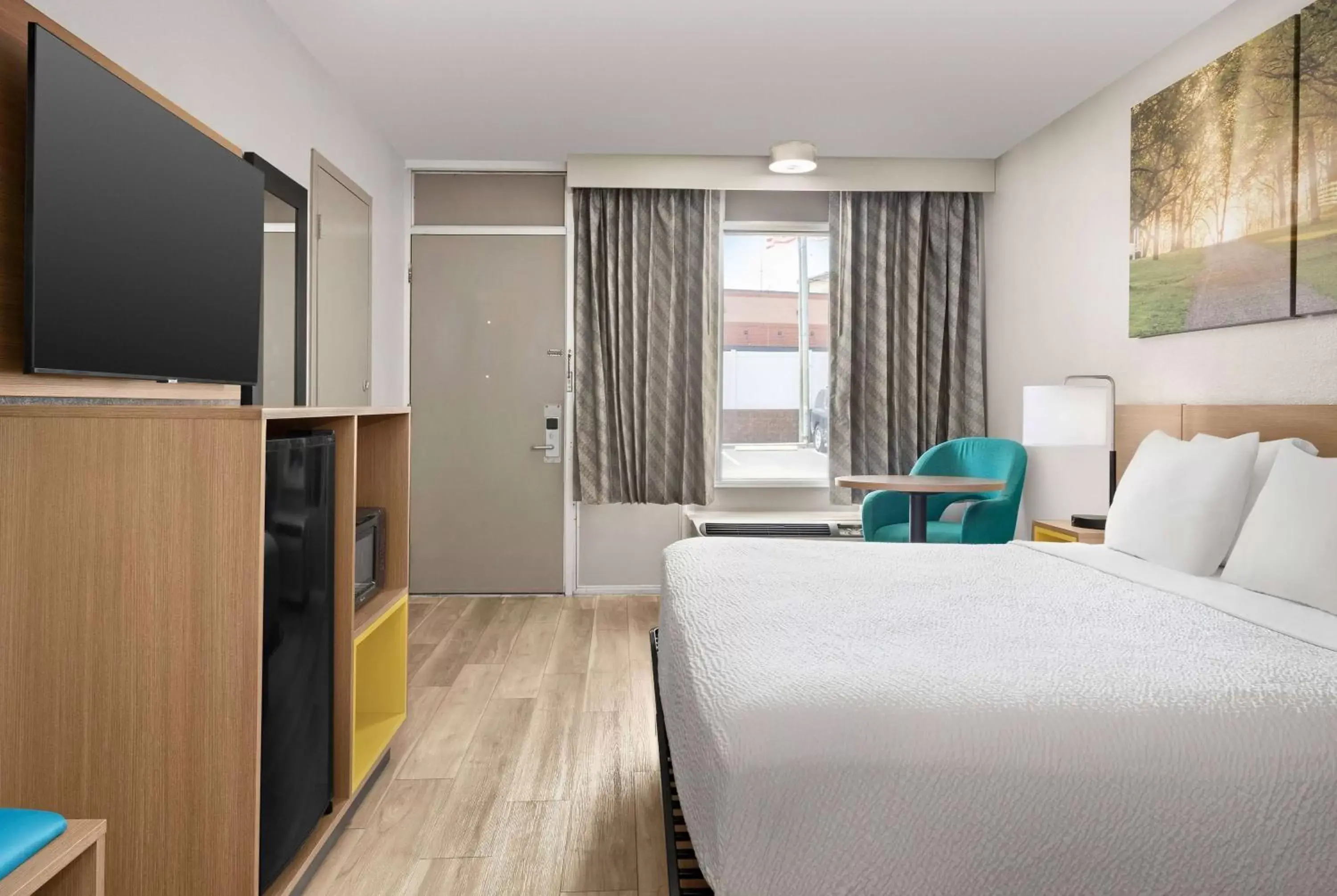 King Room with Bath Tub -Mobility/Hearing Accessible/Non-Smoking in Days Inn by Wyndham Lake City I-75 King Room with Bath Tub -Mobility/Hearing Accessible/Non-Smoking in Days Inn by Wyndham Lake City I-75