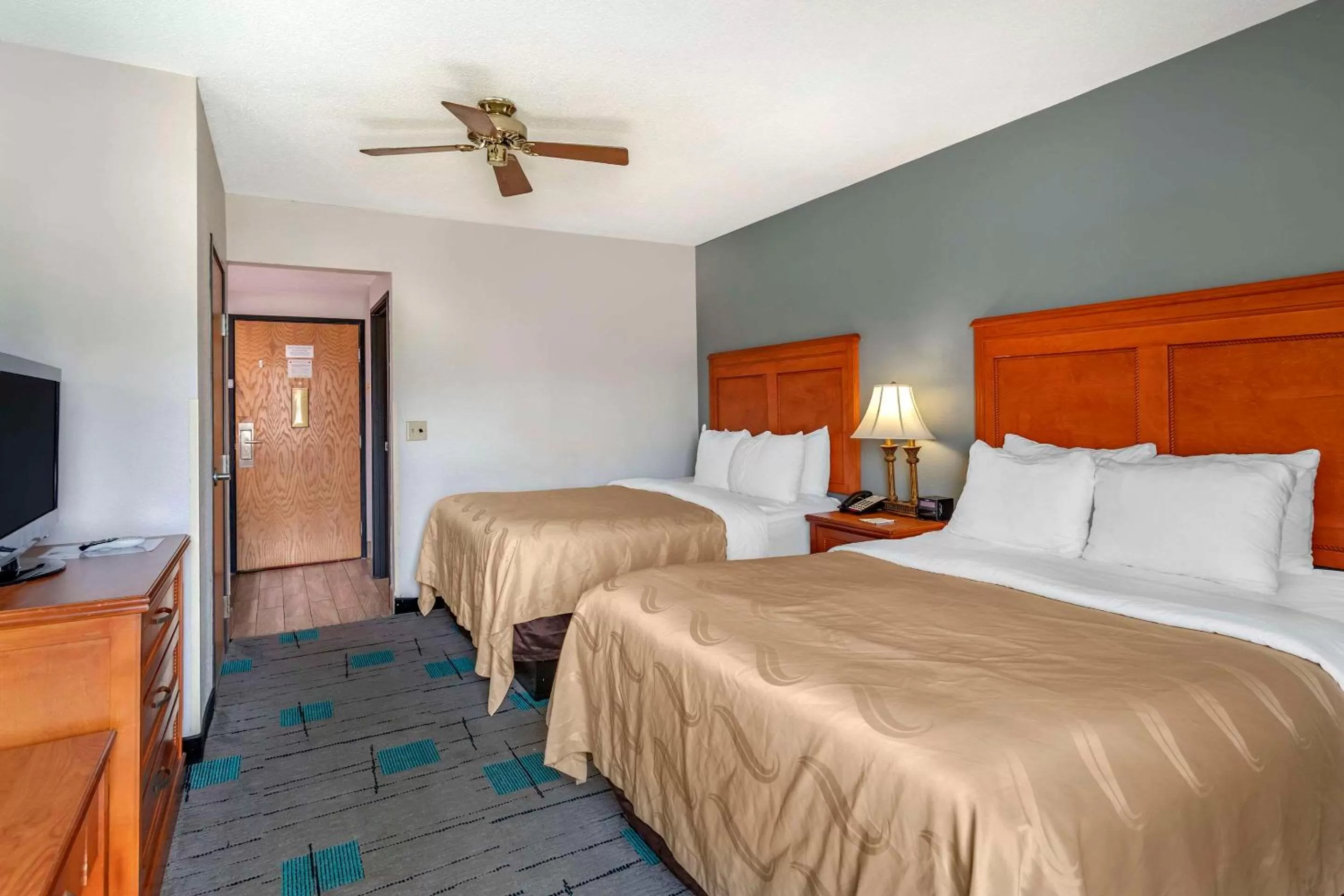 Bedroom, Bed in Quality Inn & Suites Chattanooga West near Lookout Mountain