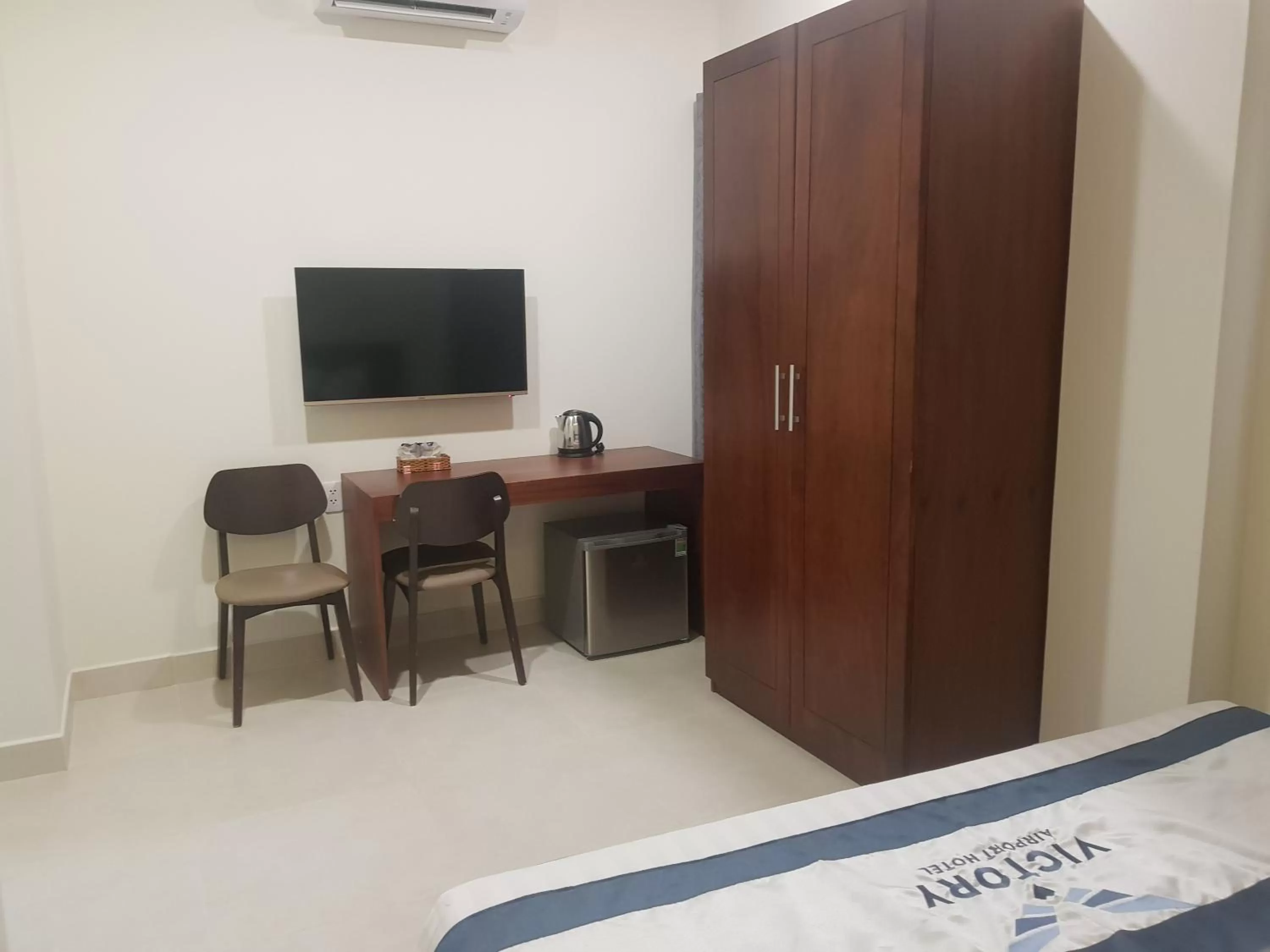 Communal lounge/ TV room, Bed in Victory Airport Hotel