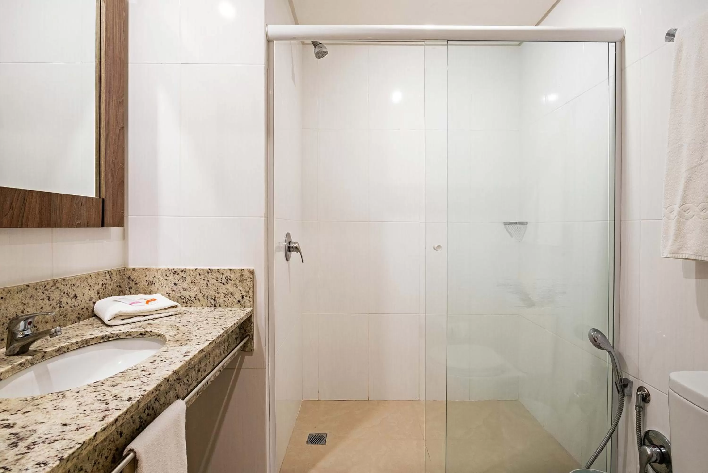 Toilet in Slim Curitiba Av das Torres