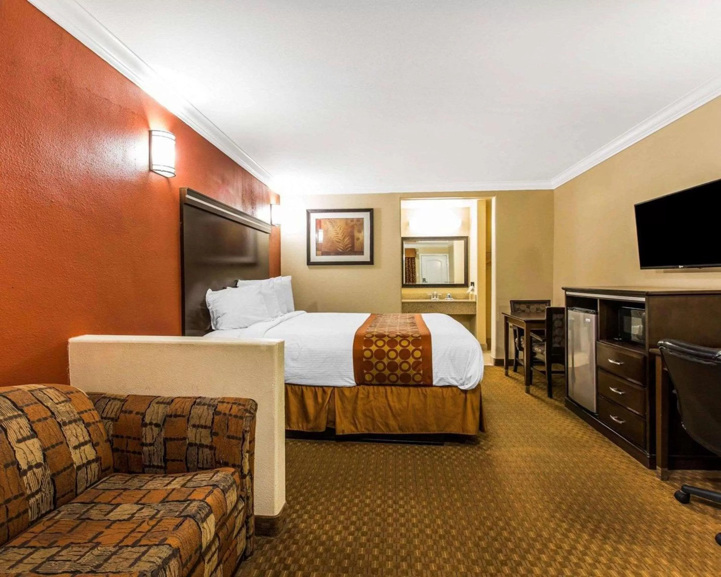 Photo of the whole room, Bed in Rodeway Inn & Suites Corona