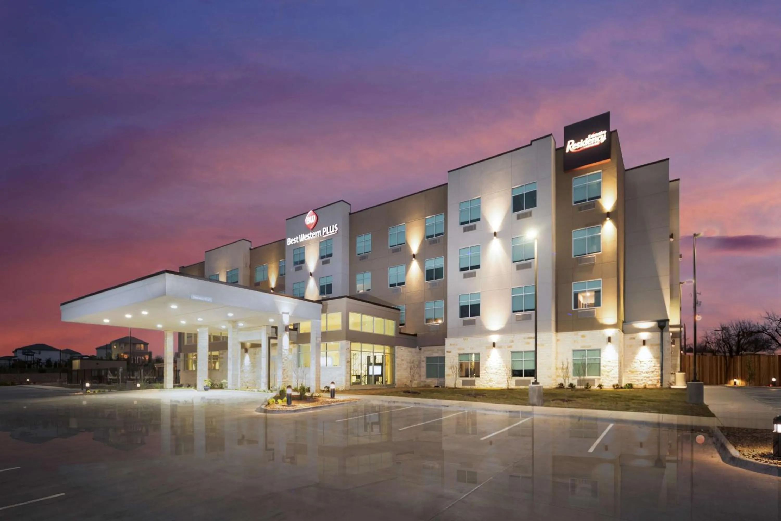 Property building in Best Western Plus Executive Residency Austin - Round Rock