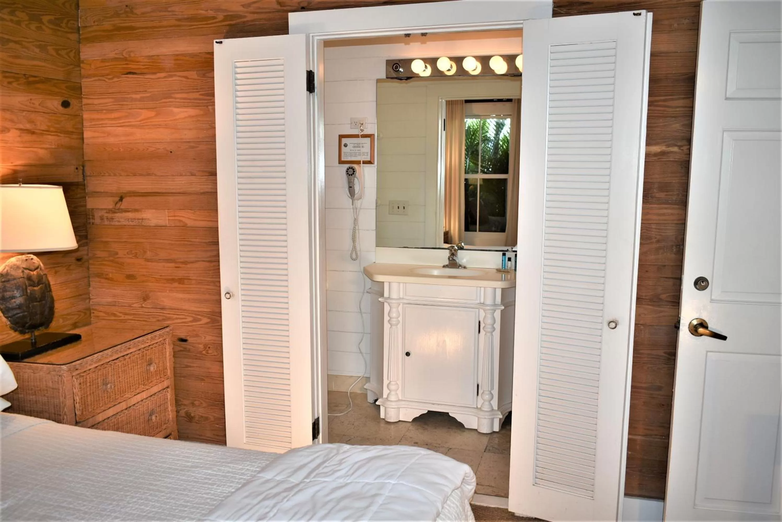 Bathroom, Bed in Simonton Court Historic Inn & Cottages