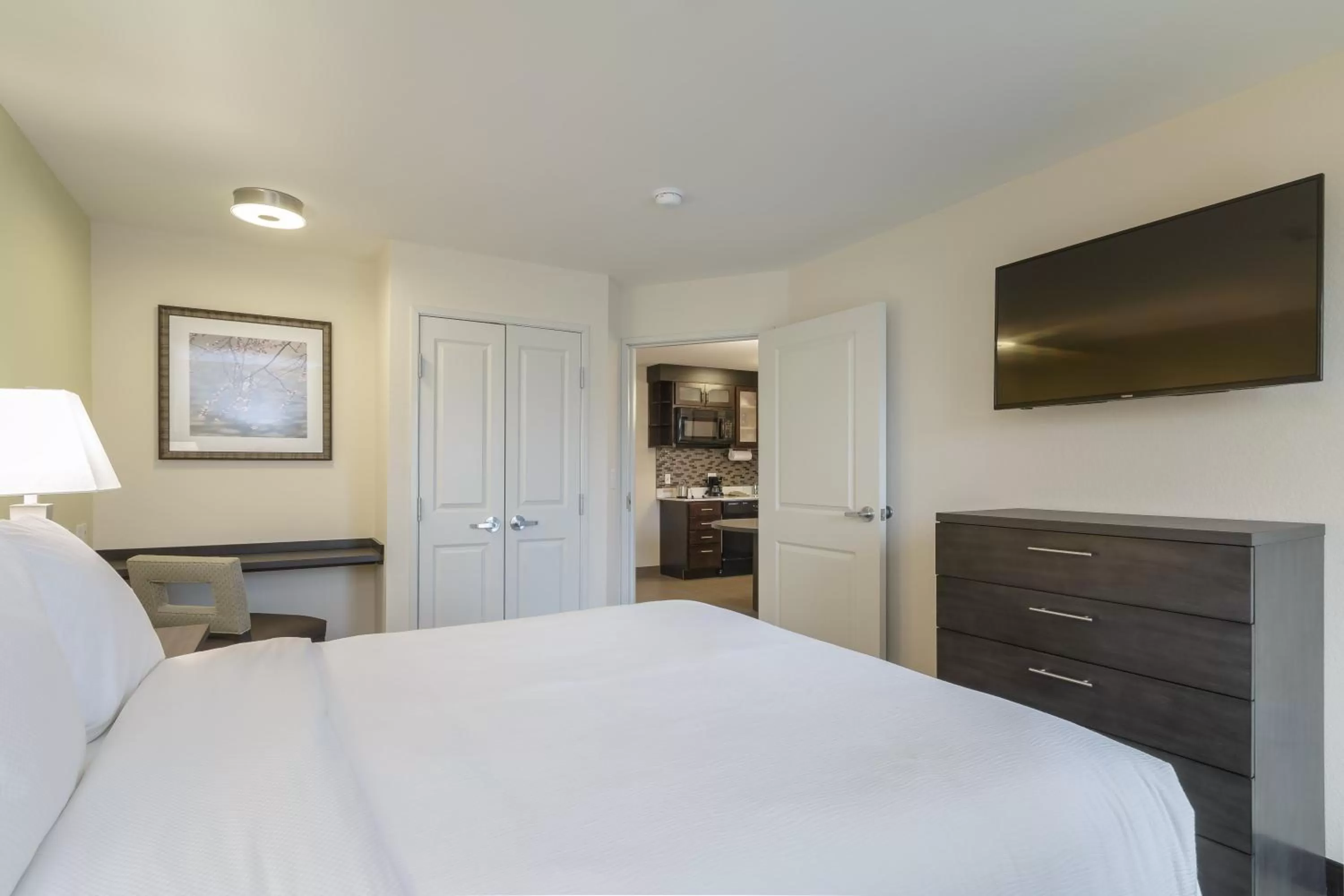 Photo of the whole room, Bed in Candlewood Suites Mishawaka by IHG