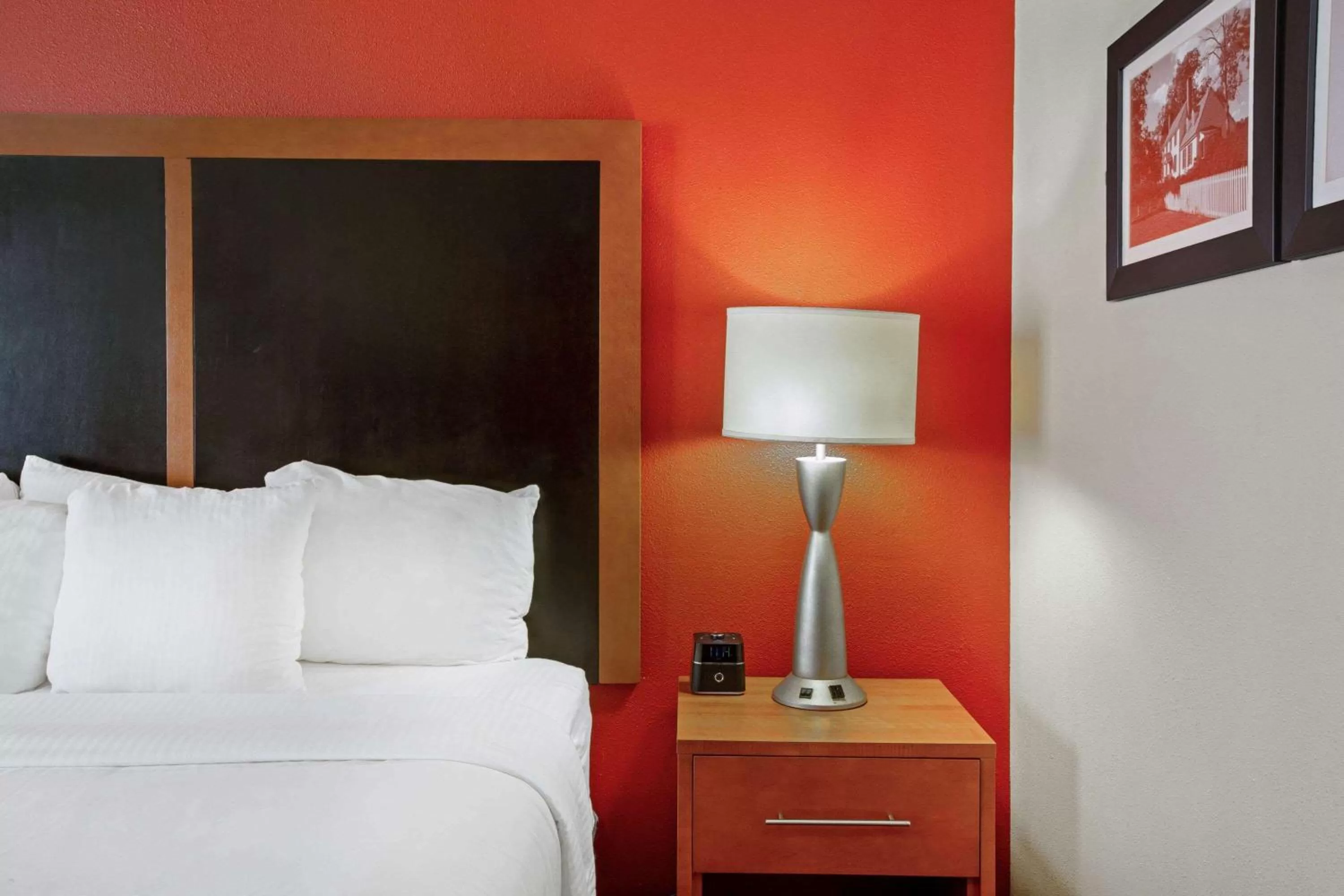 Photo of the whole room, Bed in La Quinta by Wyndham Williamsburg Historic Area