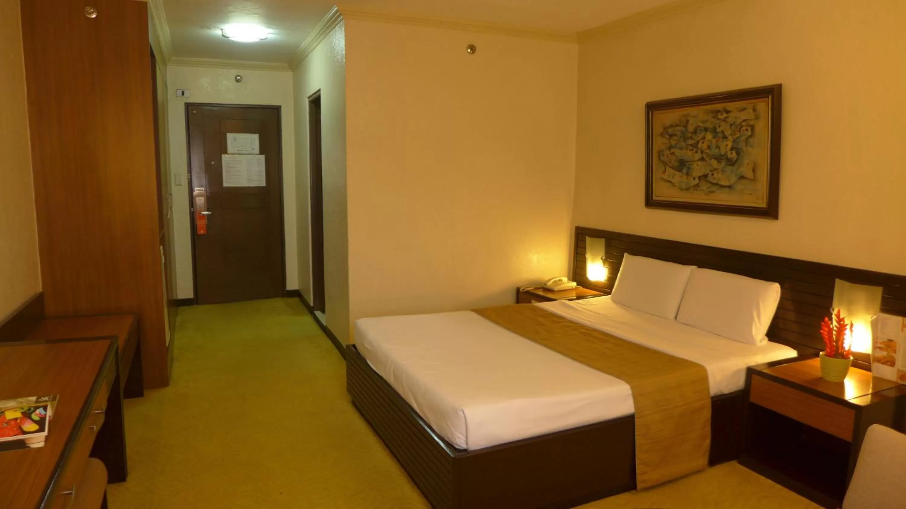 Photo of the whole room, Bed in Rothman Hotel