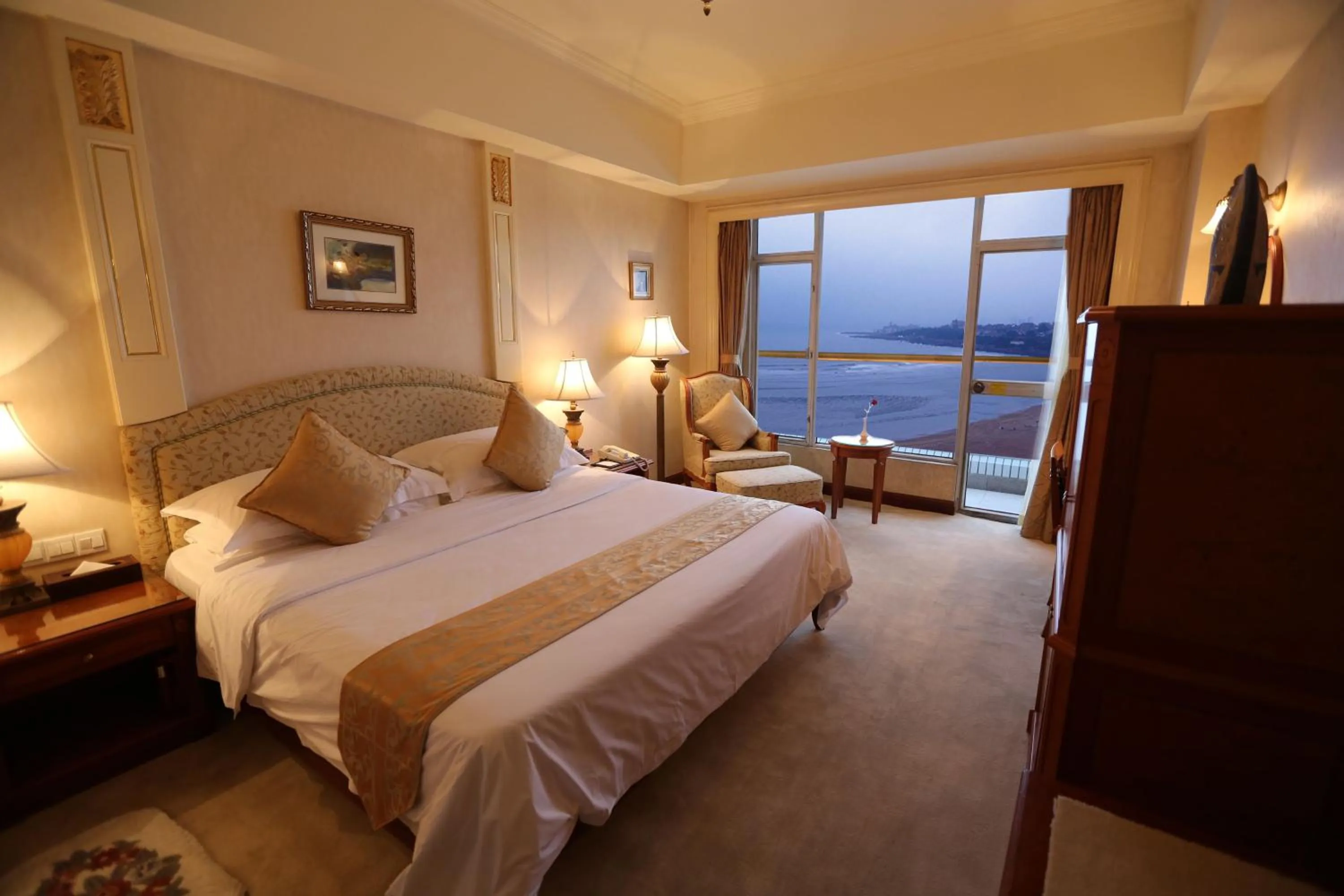 Bedroom, Bed in Huiquan Dynasty Hotel Qingdao