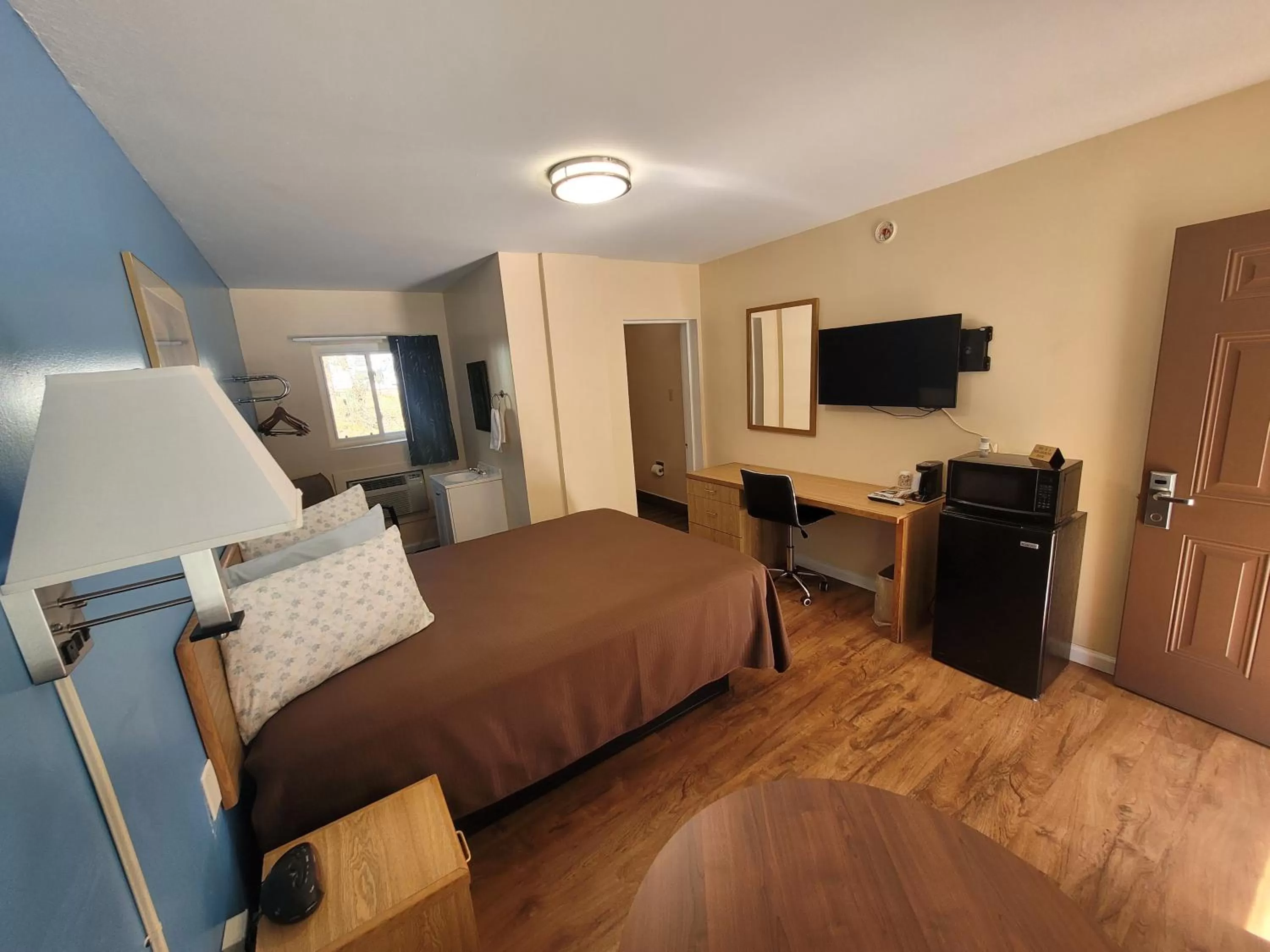 Bed in Economy Inn Sylva