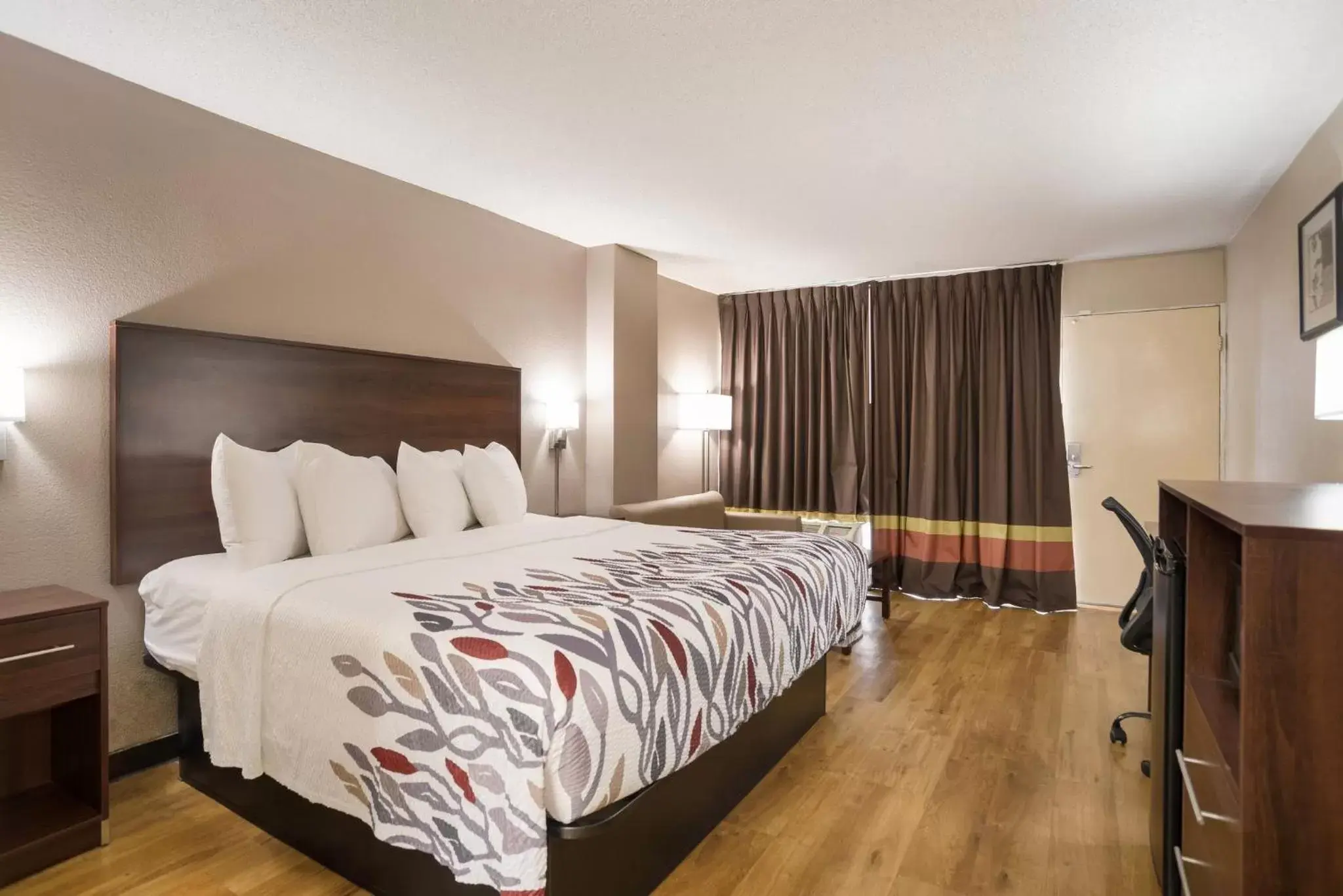 Deluxe King Room Non-Smoking in Red Roof Inn Baltimore South Glen Burnie Deluxe King Room Non-Smoking in Red Roof Inn Baltimore South Glen Burnie