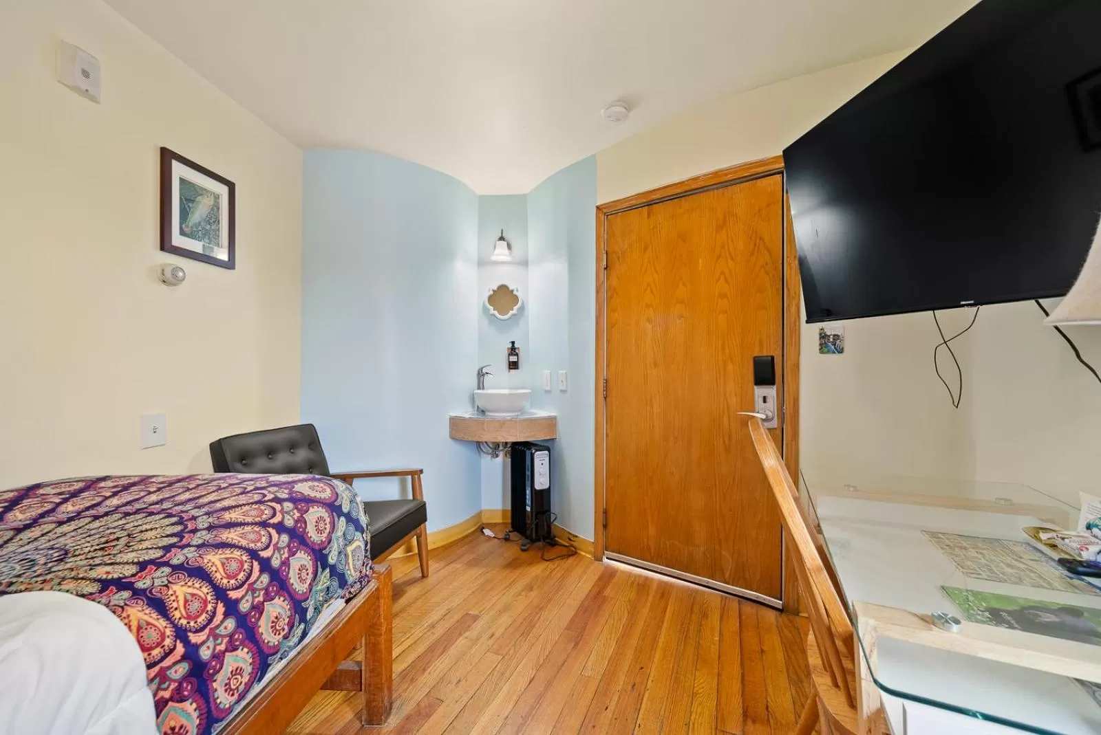 Bedroom, Bed in Qupqugiaq Inn
