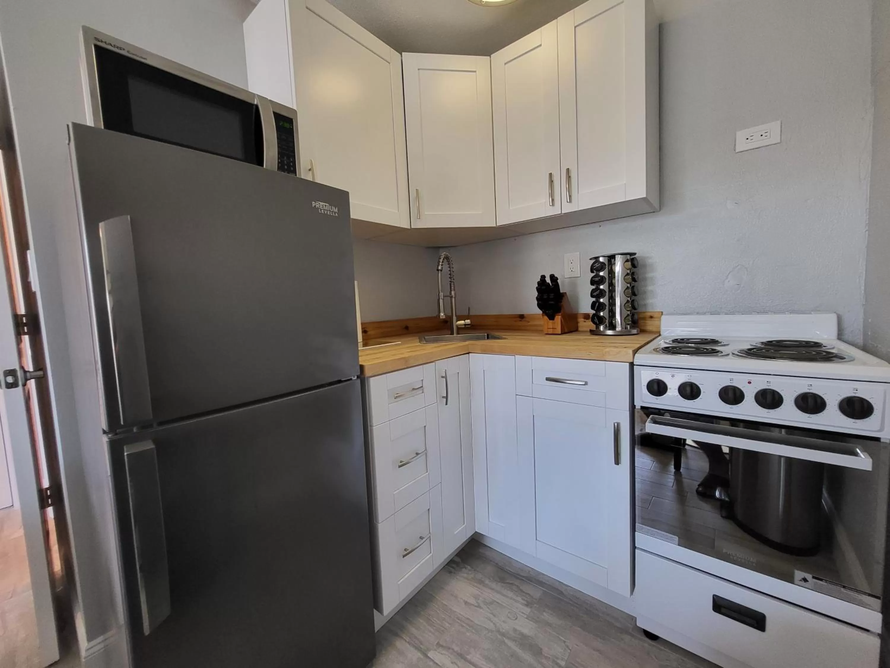 Kitchen or kitchenette in Barefoot mailman motel