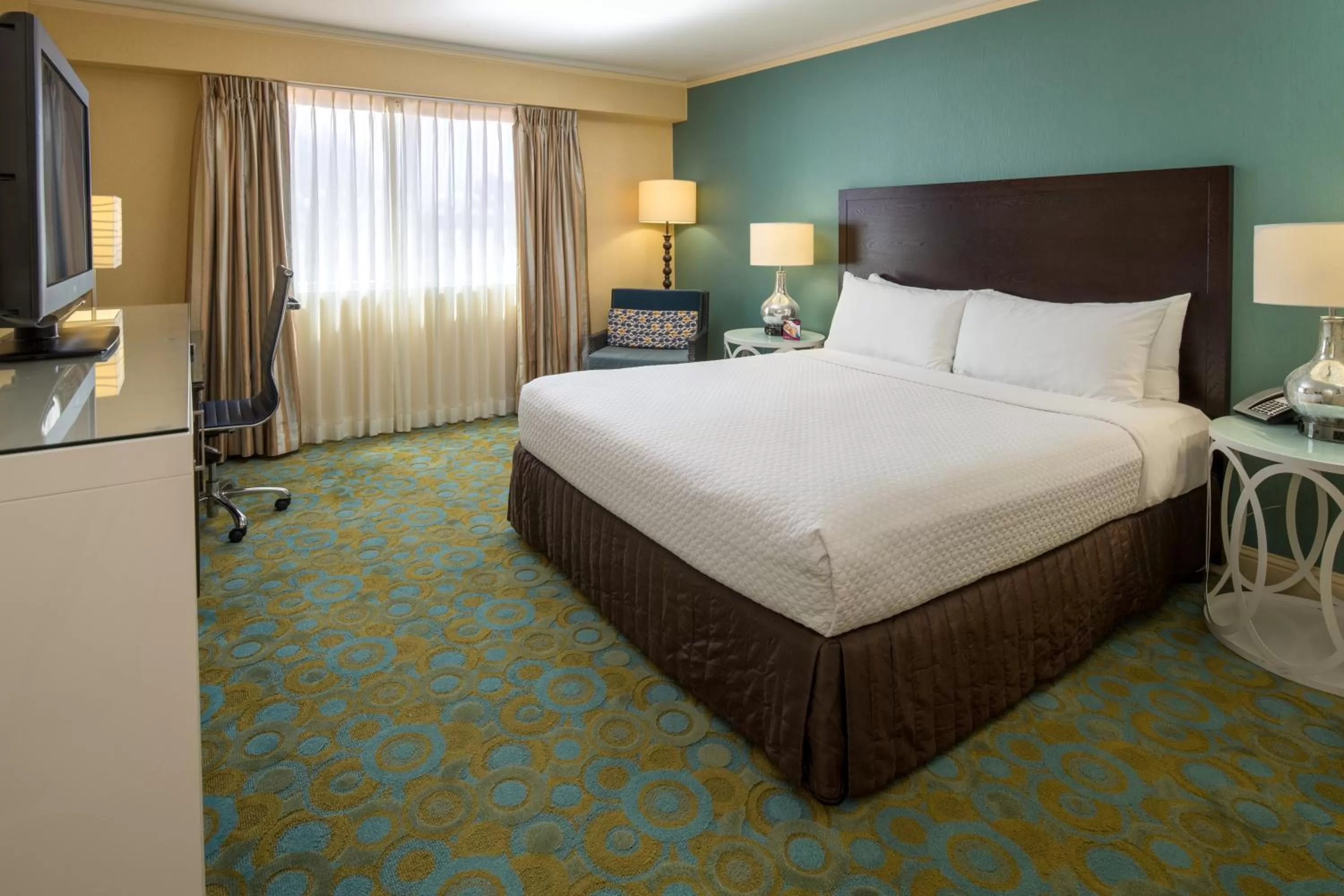 Photo of the whole room, Bed in Crowne Plaza Cabana Hotel by IHG