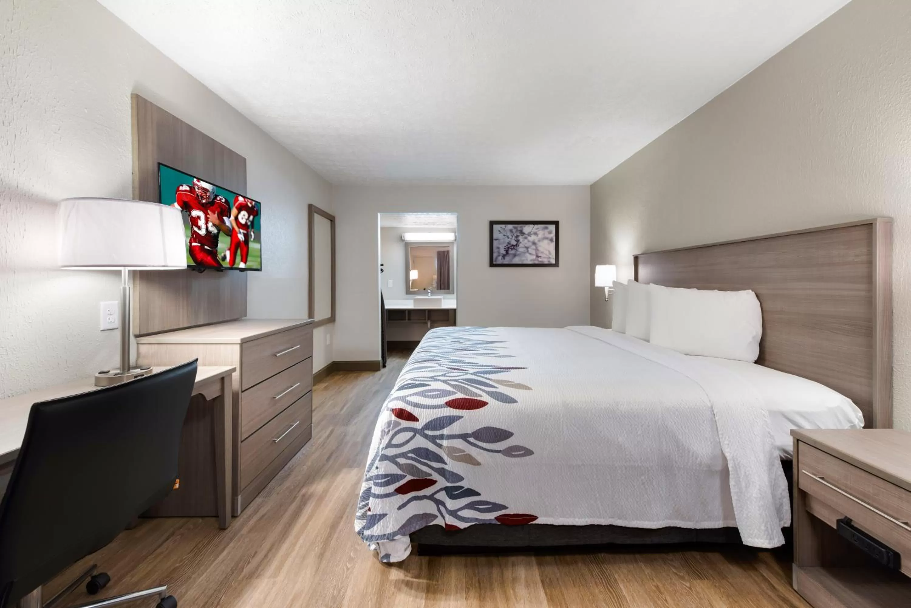 Photo of the whole room, Bed in Red Roof Inn Dayton - Moraine/U of Dayton